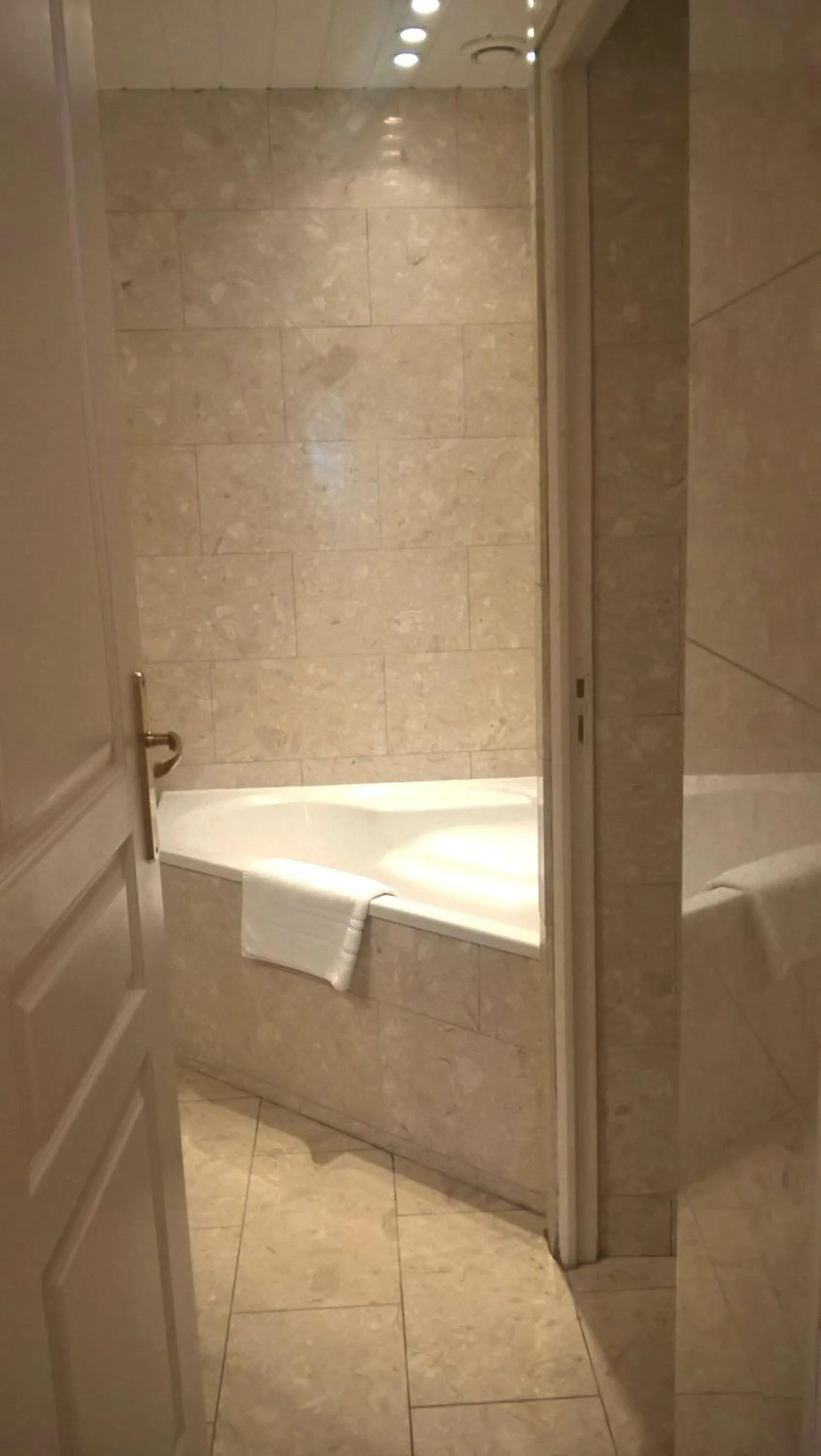 Bathroom in La villa 10 HÔTEL SPA