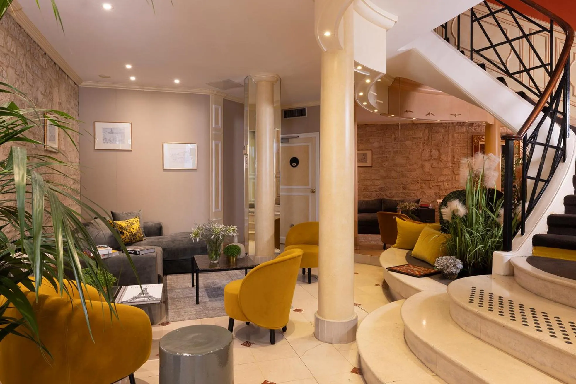 Property building in Hôtel Le Regent Paris