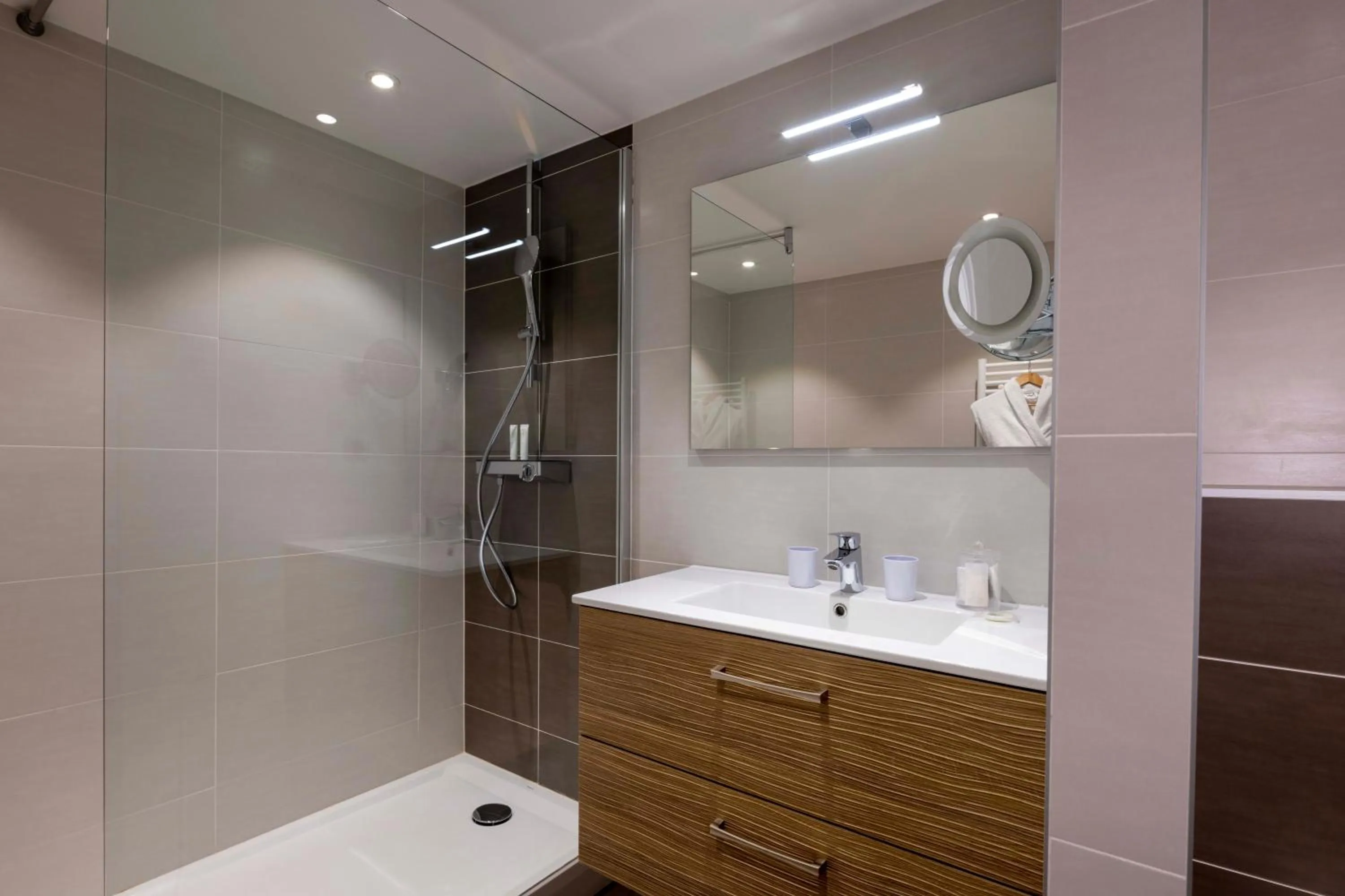 Bathroom in Hôtel Le Regent Paris