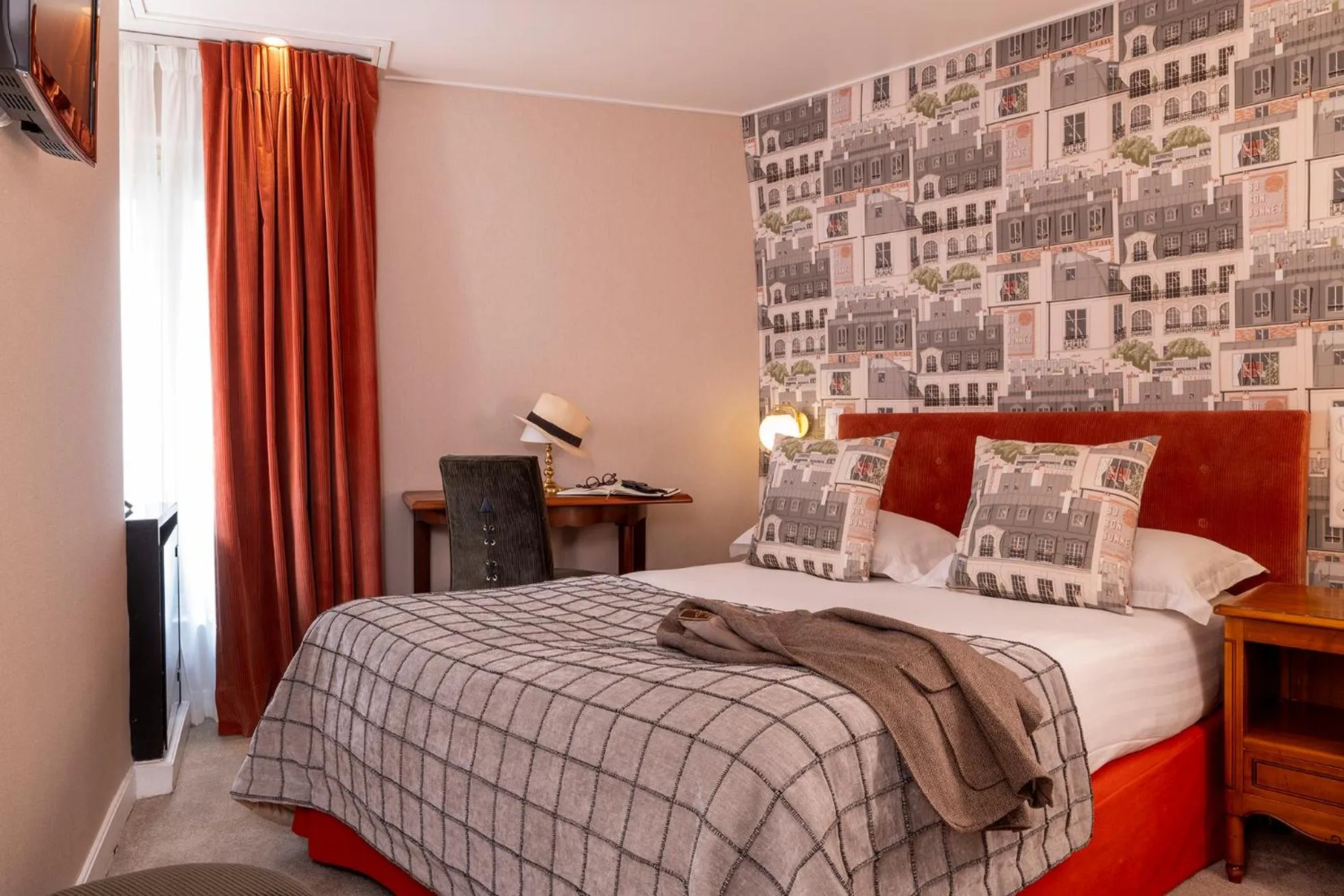 Bedroom, Bed in Hôtel Le Regent Paris