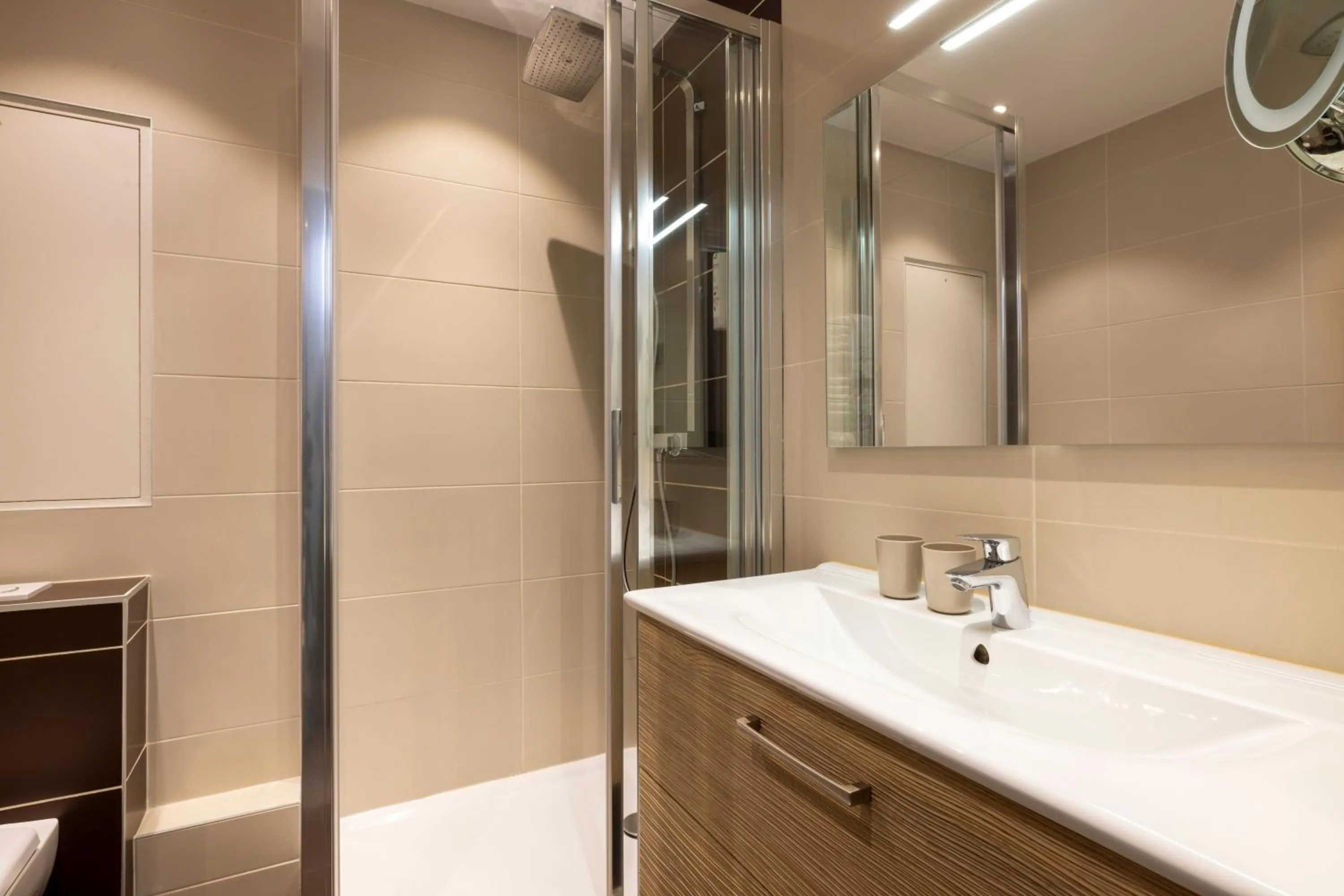 Property building in Hôtel Le Regent Paris