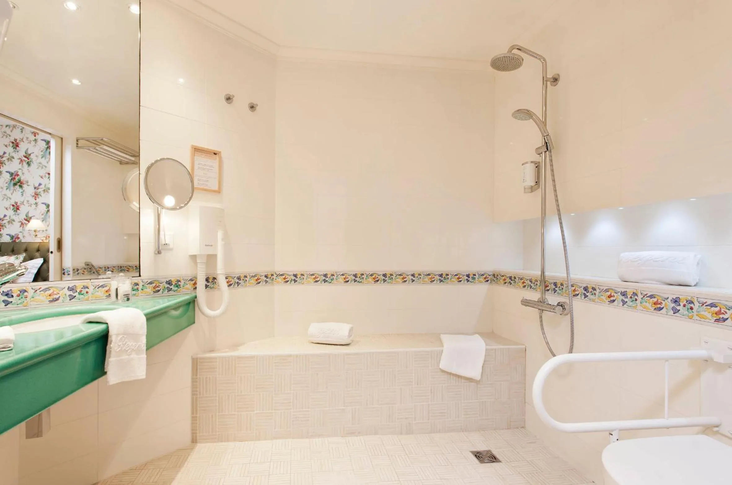 Bathroom in Hôtel Le Regent Paris