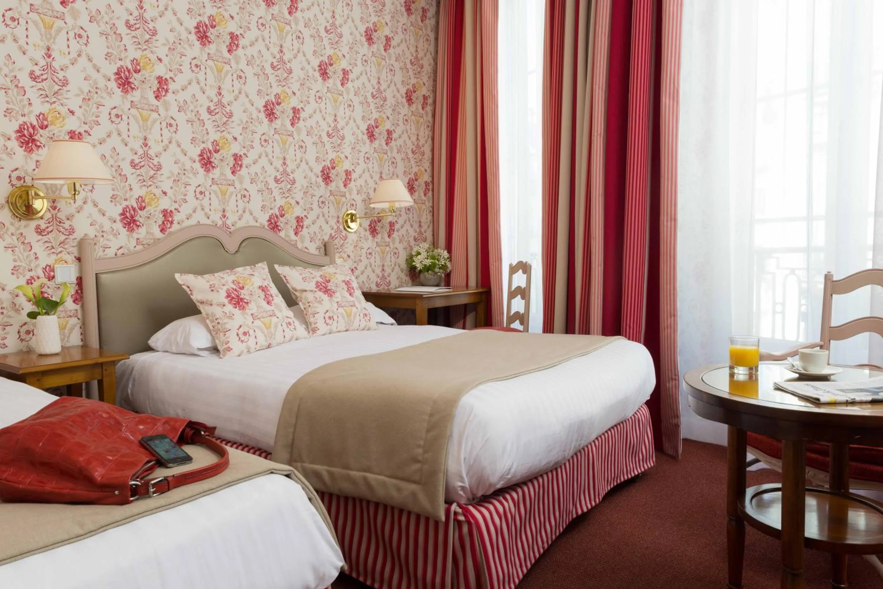 Photo of the whole room, Bed in Hôtel Le Regent Paris