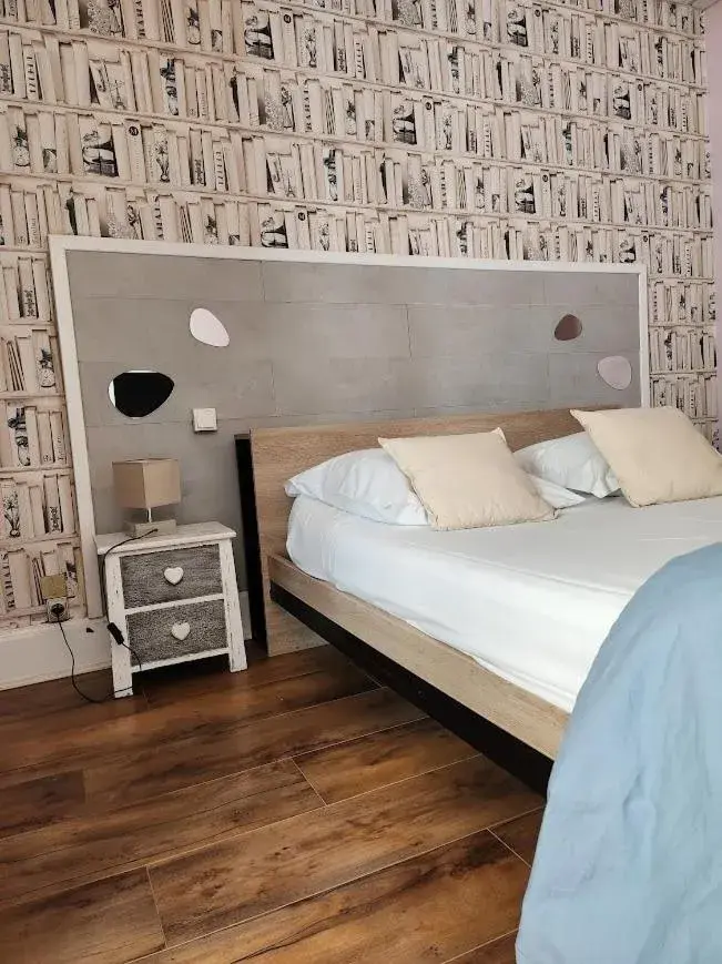 Bedroom, Bed in Ariane Hôtel Bedroom, Bed in Ariane Hôtel