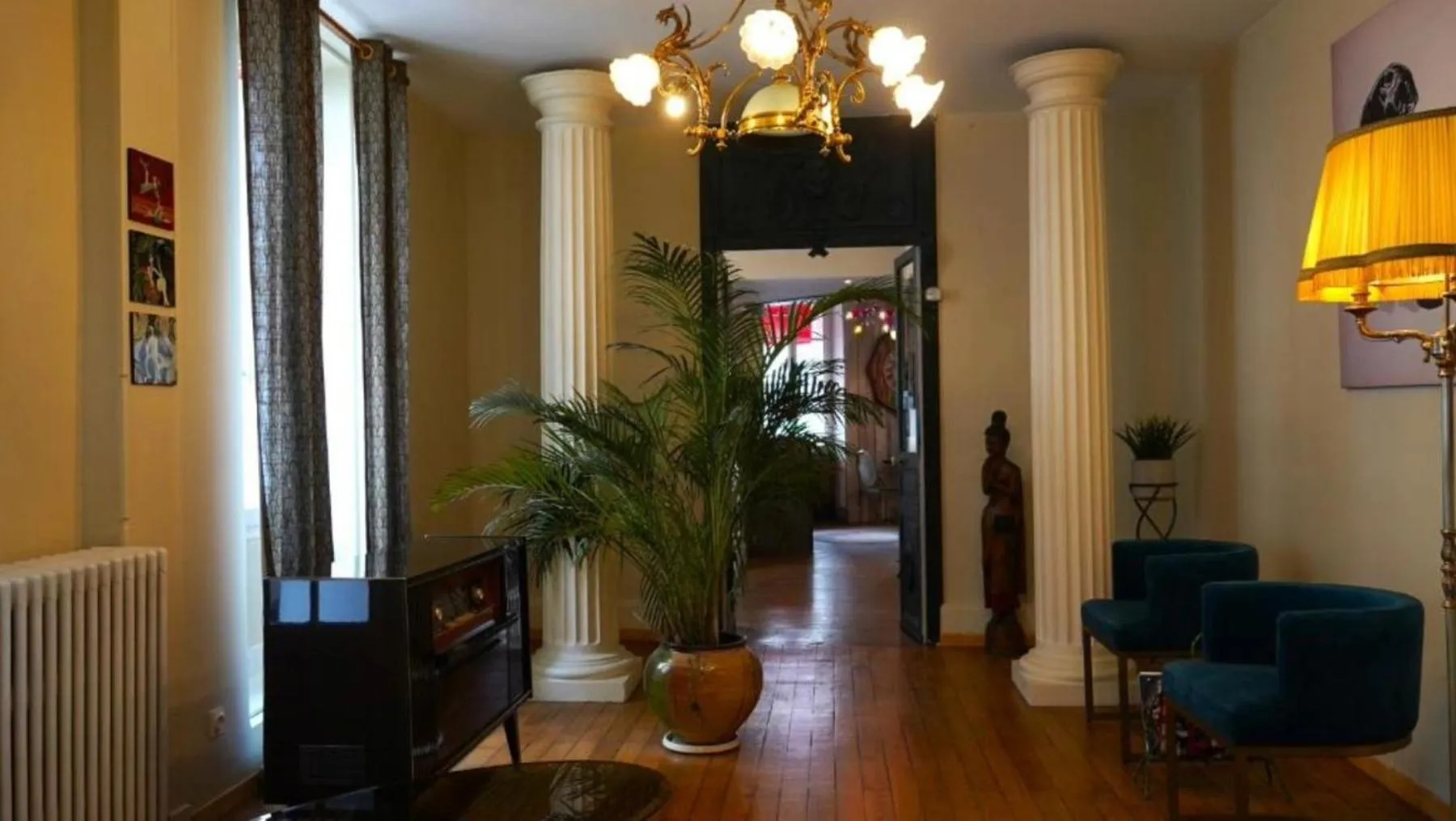 Facade/entrance in Ariane Hôtel