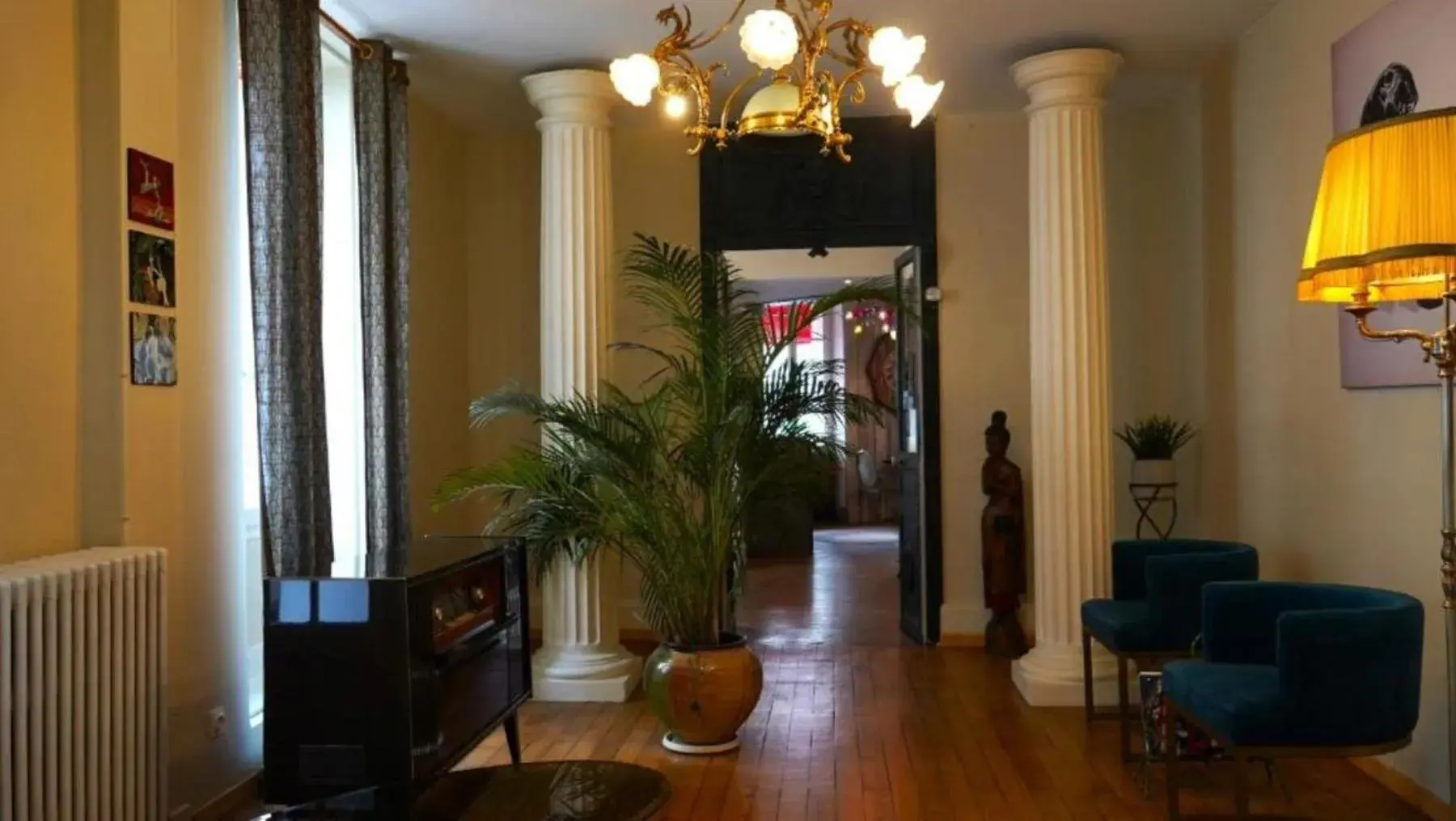 Facade/entrance in Ariane Hôtel Facade/entrance in Ariane Hôtel