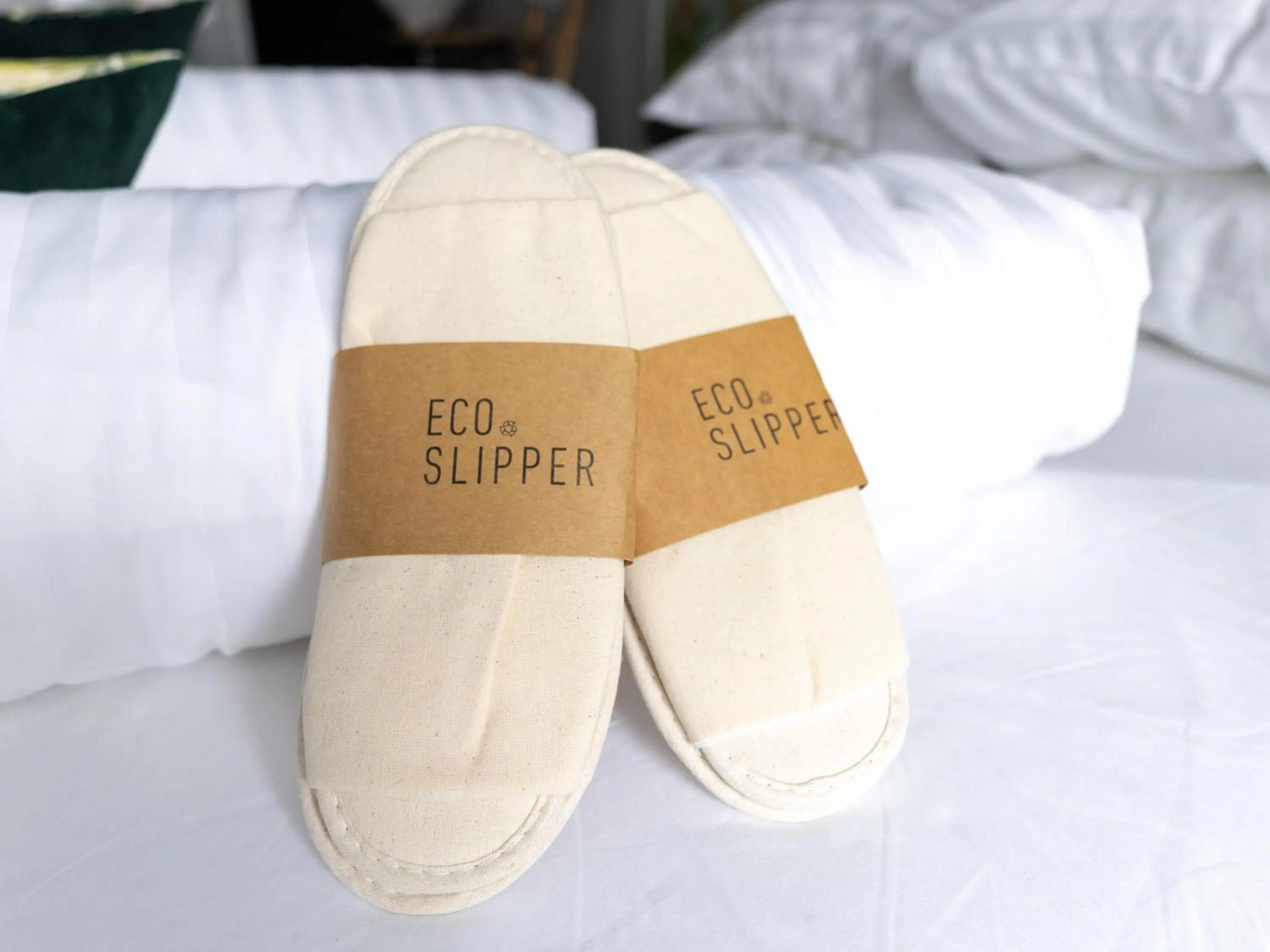 Shower, Bed in Wolf Hotel Kitchen & Bar