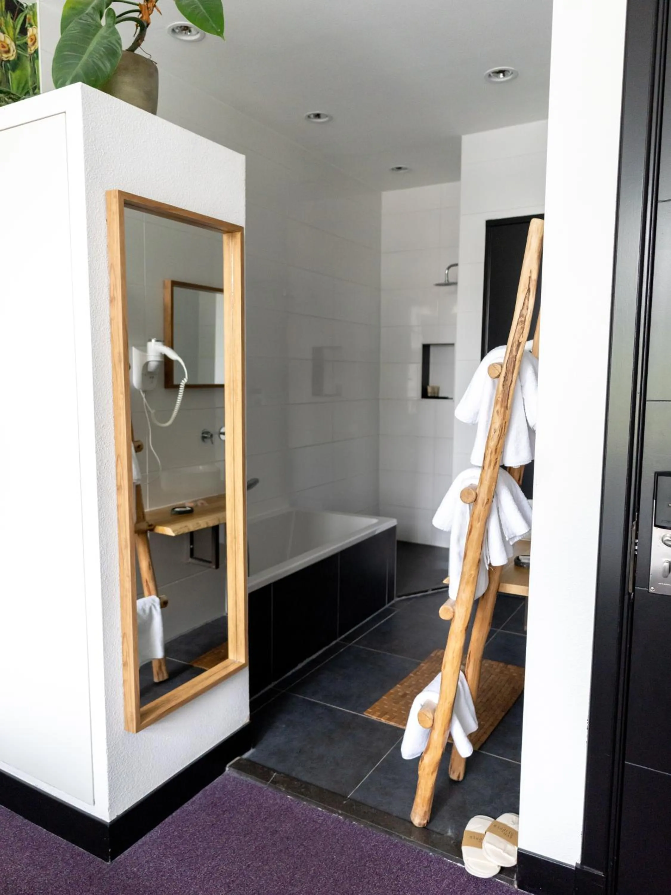 Bathroom in Wolf Hotel Kitchen & Bar