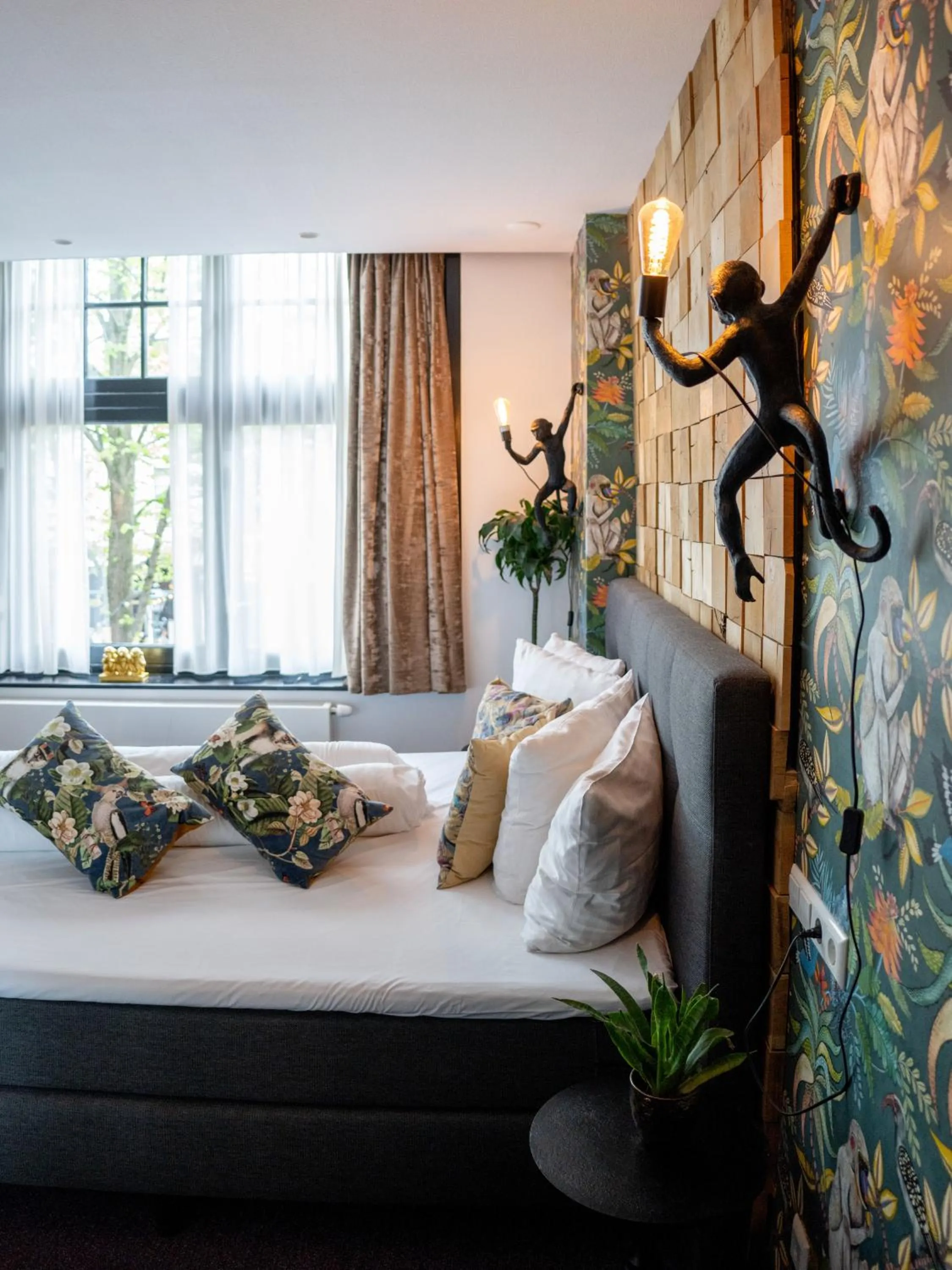 Bedroom, Bed in Wolf Hotel Kitchen & Bar