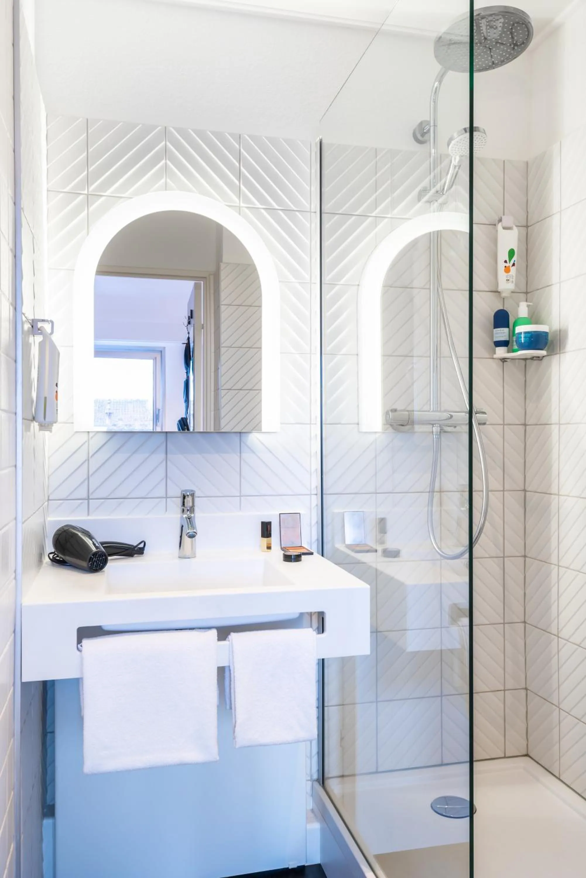 Shower in ibis Styles Sceaux Paris Sud