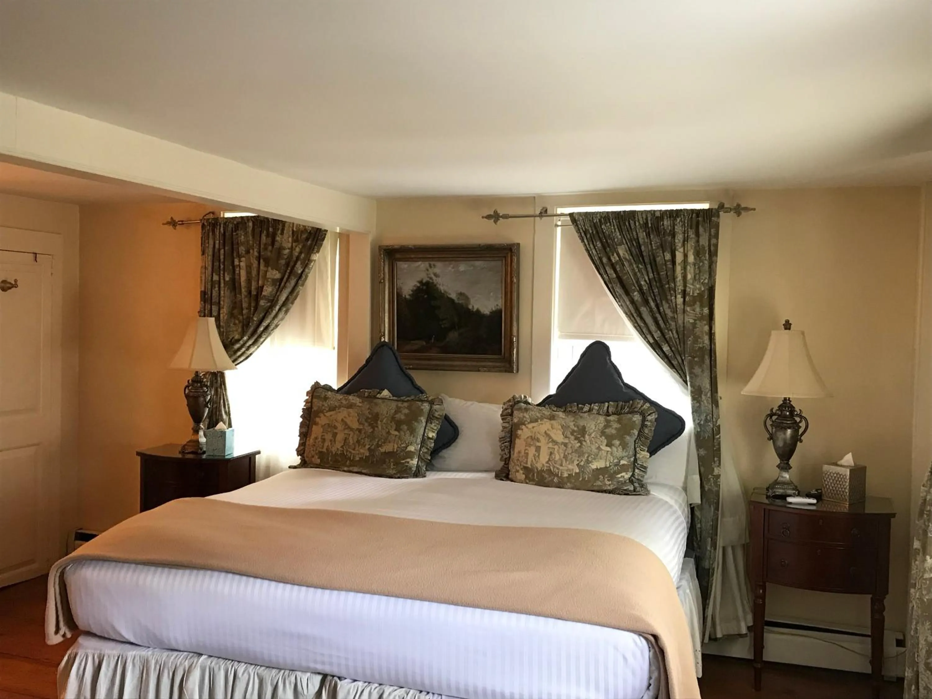 Bed in Admiral Farragut Inn