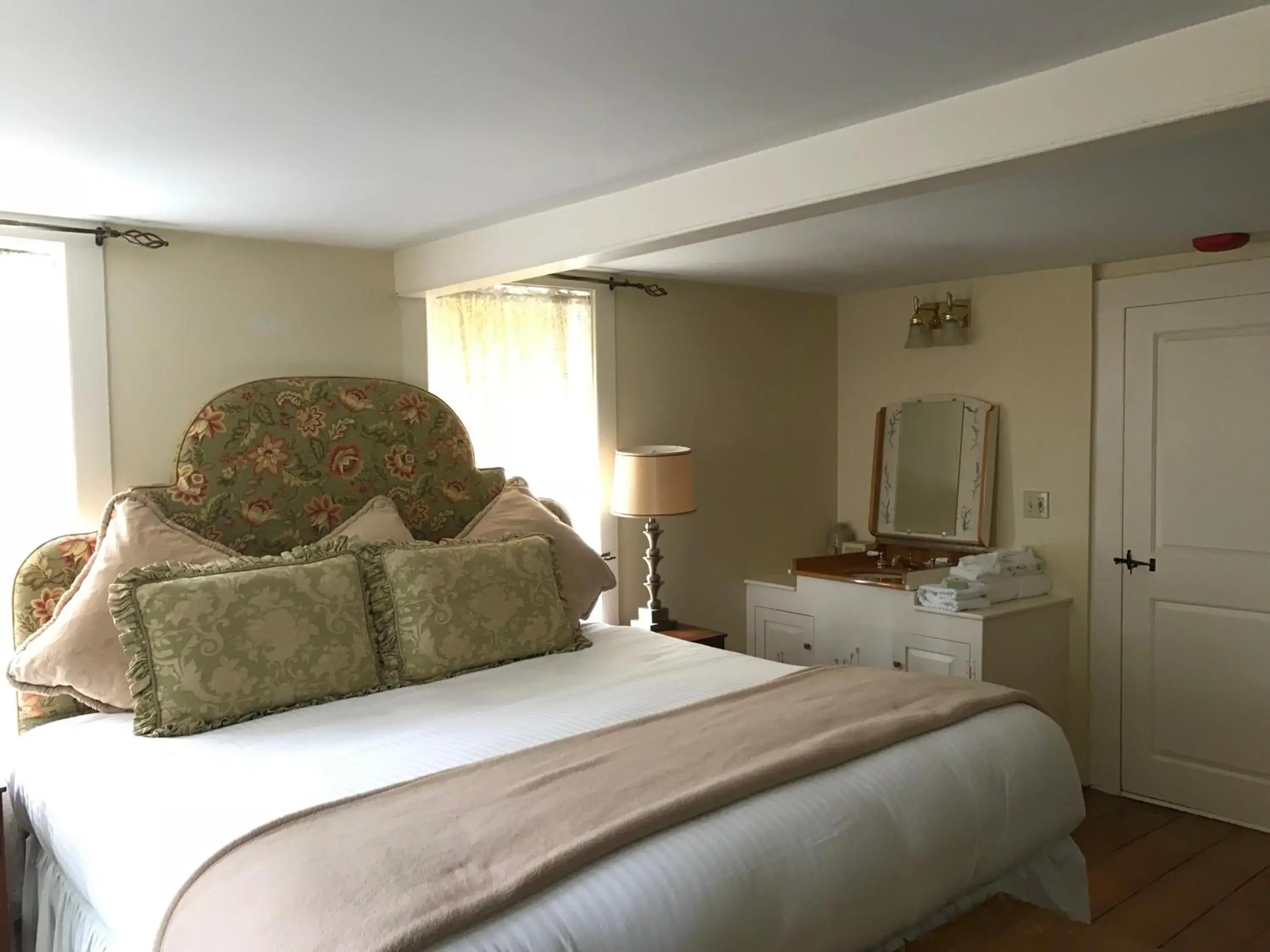 Bed in Admiral Farragut Inn Bed in Admiral Farragut Inn