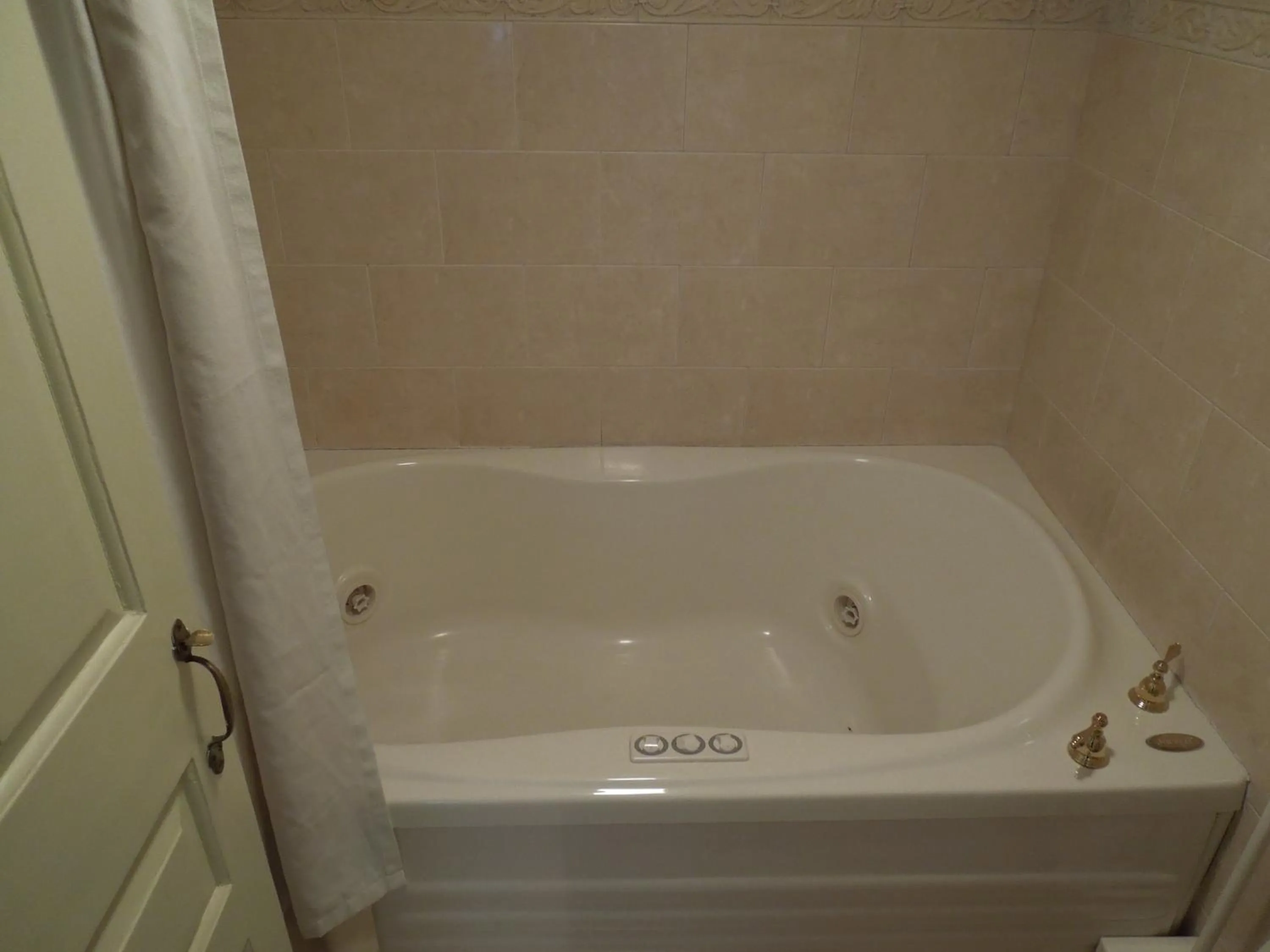 Bathroom in Admiral Farragut Inn