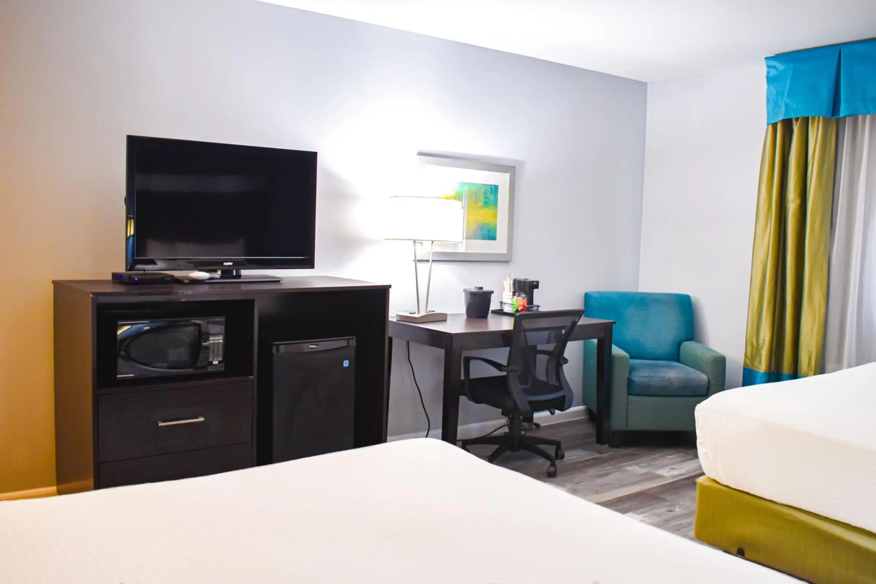 TV and multimedia, Bed in Baymont by Wyndham Midland Center TV and multimedia, Bed in Baymont by Wyndham Midland Center