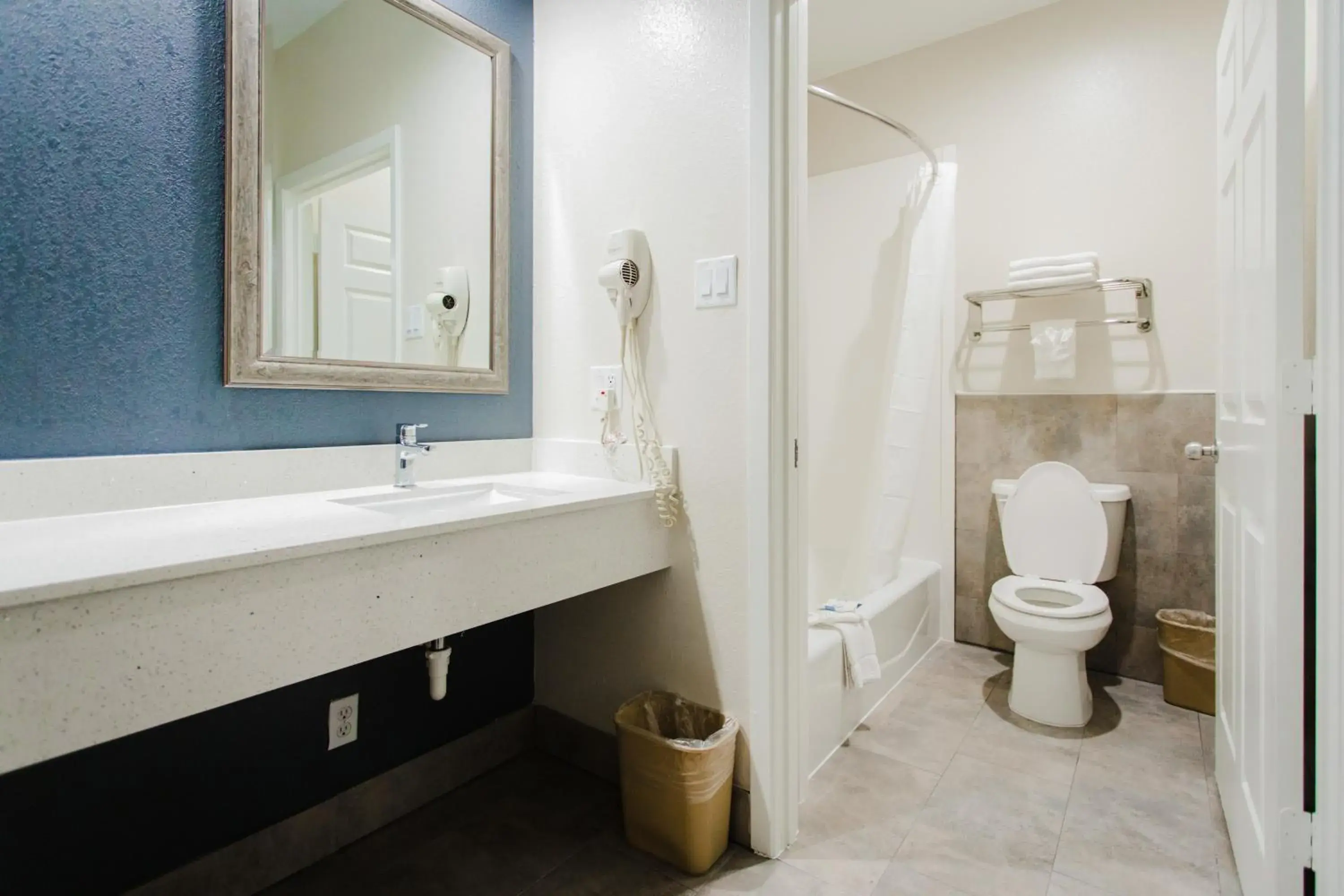 Kitchenette Suite - Smoking in Palace Inn TX-249 Kitchenette Suite - Smoking in Palace Inn TX-249