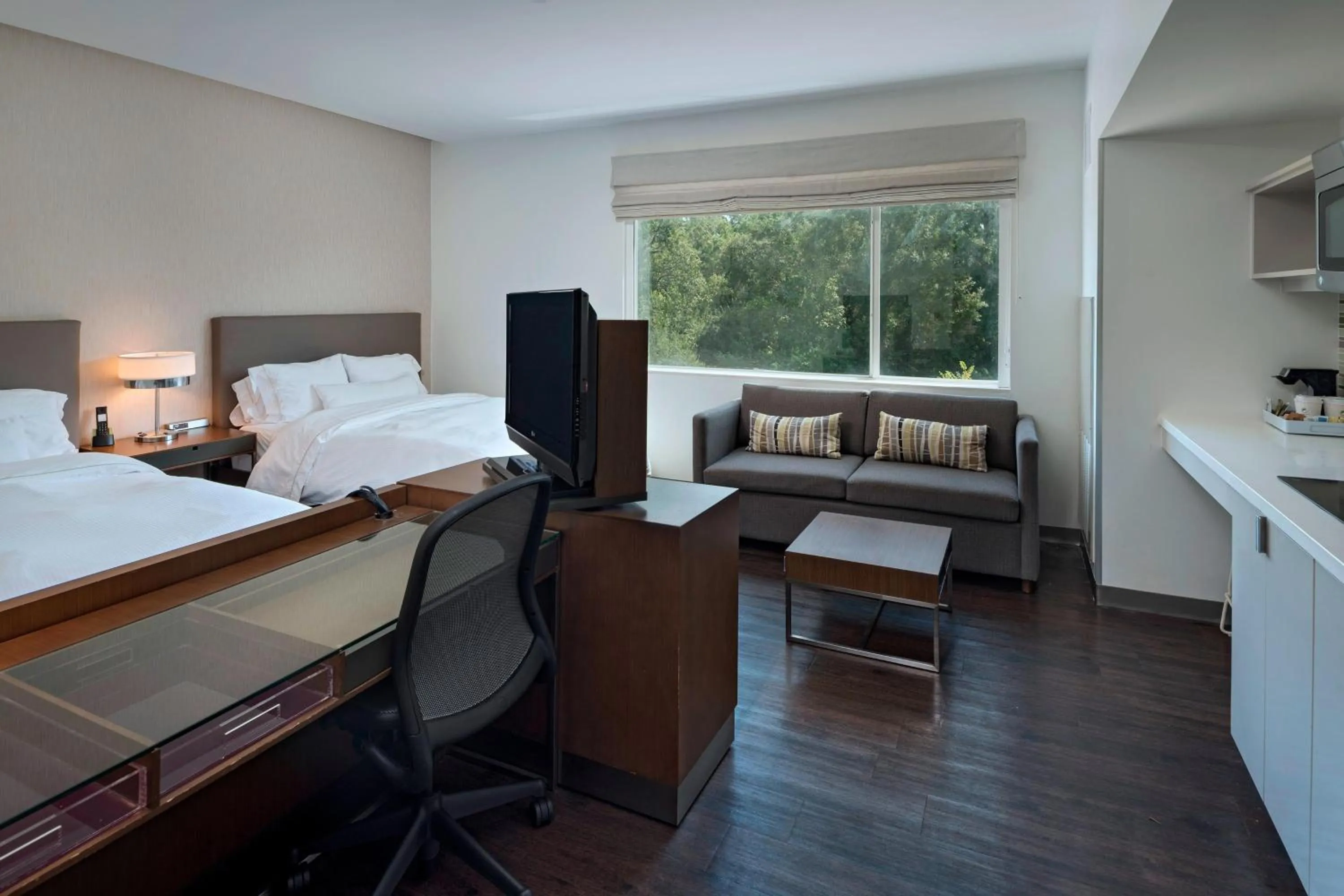 Photo of the whole room, Bed in Element Houston Vintage Park