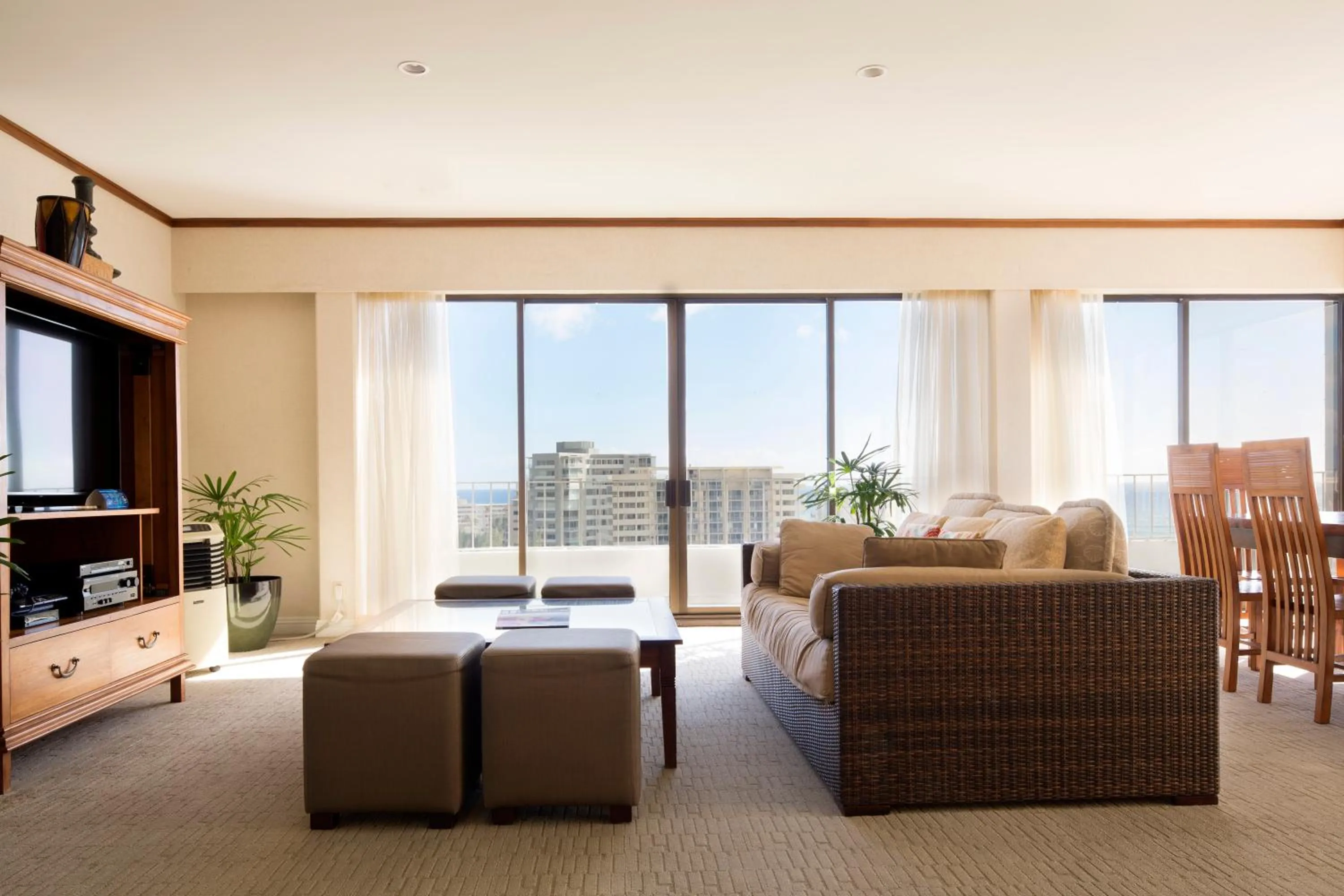 Living room in Lotus Honolulu at Diamond Head