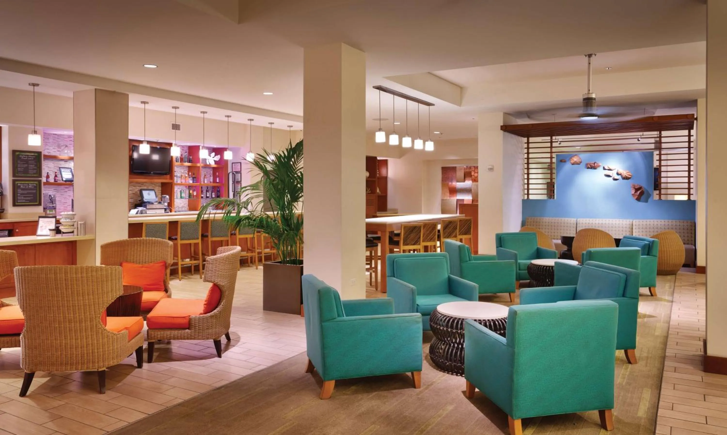 Lounge or bar in Hyatt Place Waikiki Beach