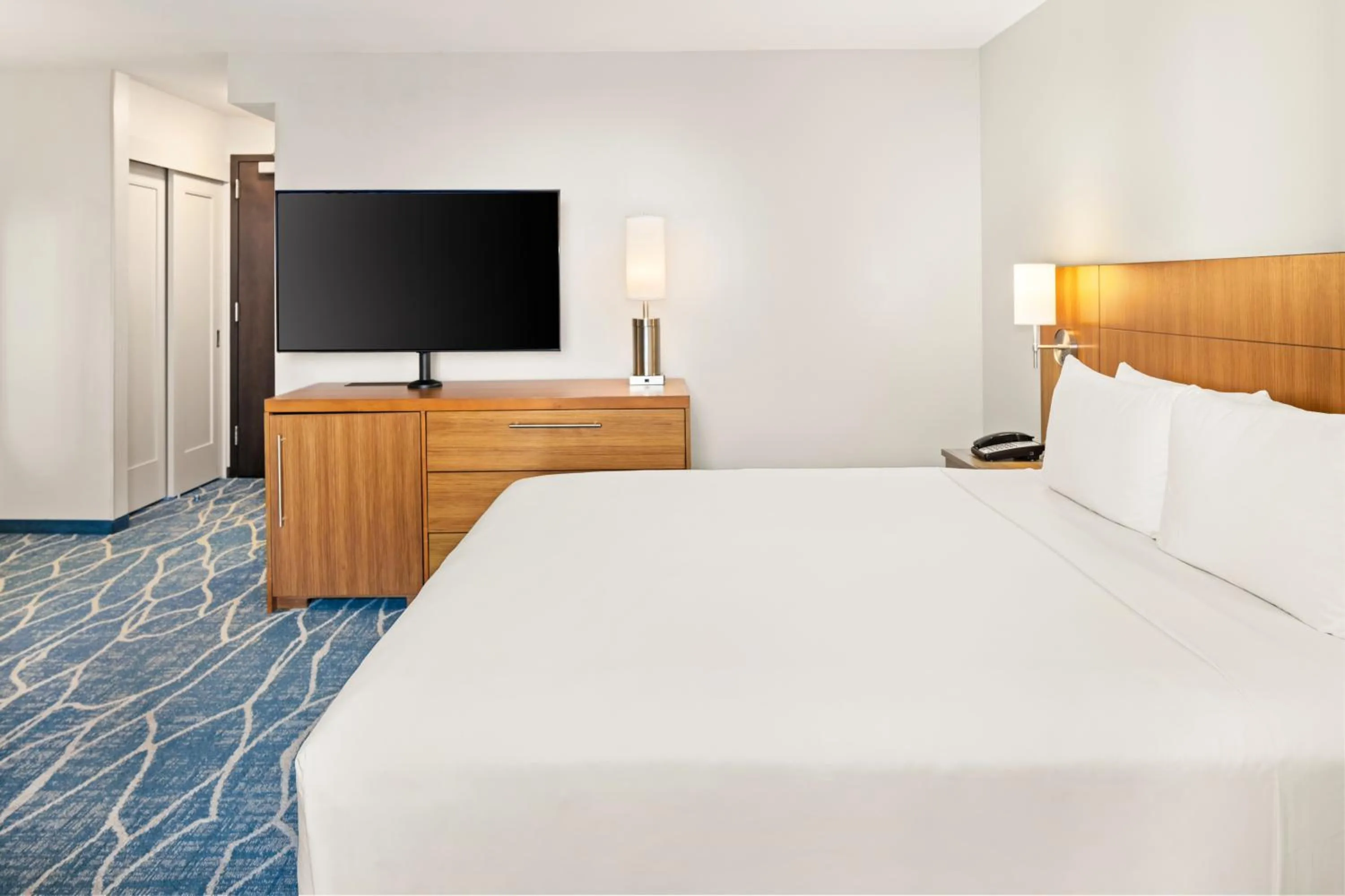 Bedroom, Bed in Hyatt Place Waikiki Beach