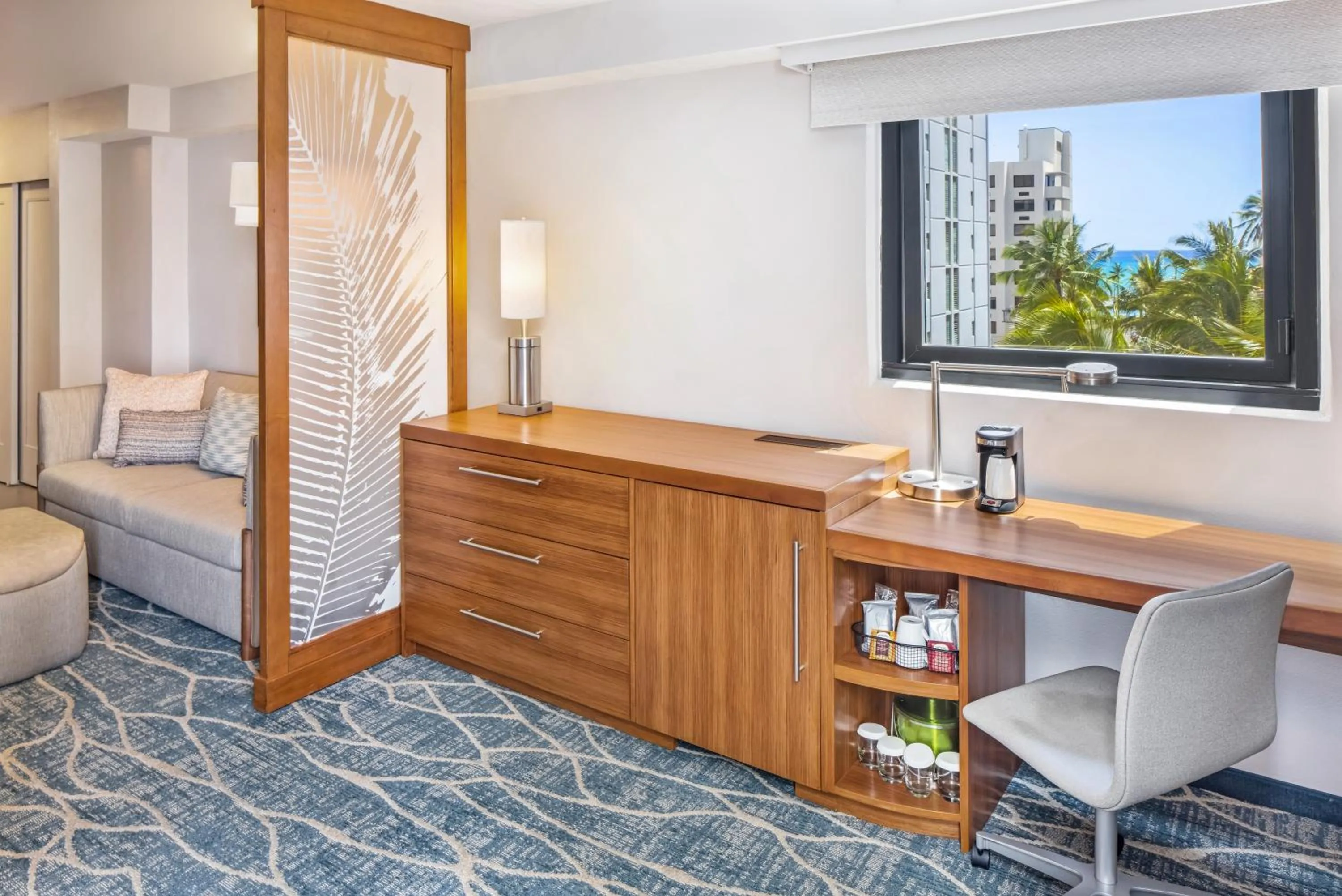 Coffee/tea facilities in Hyatt Place Waikiki Beach