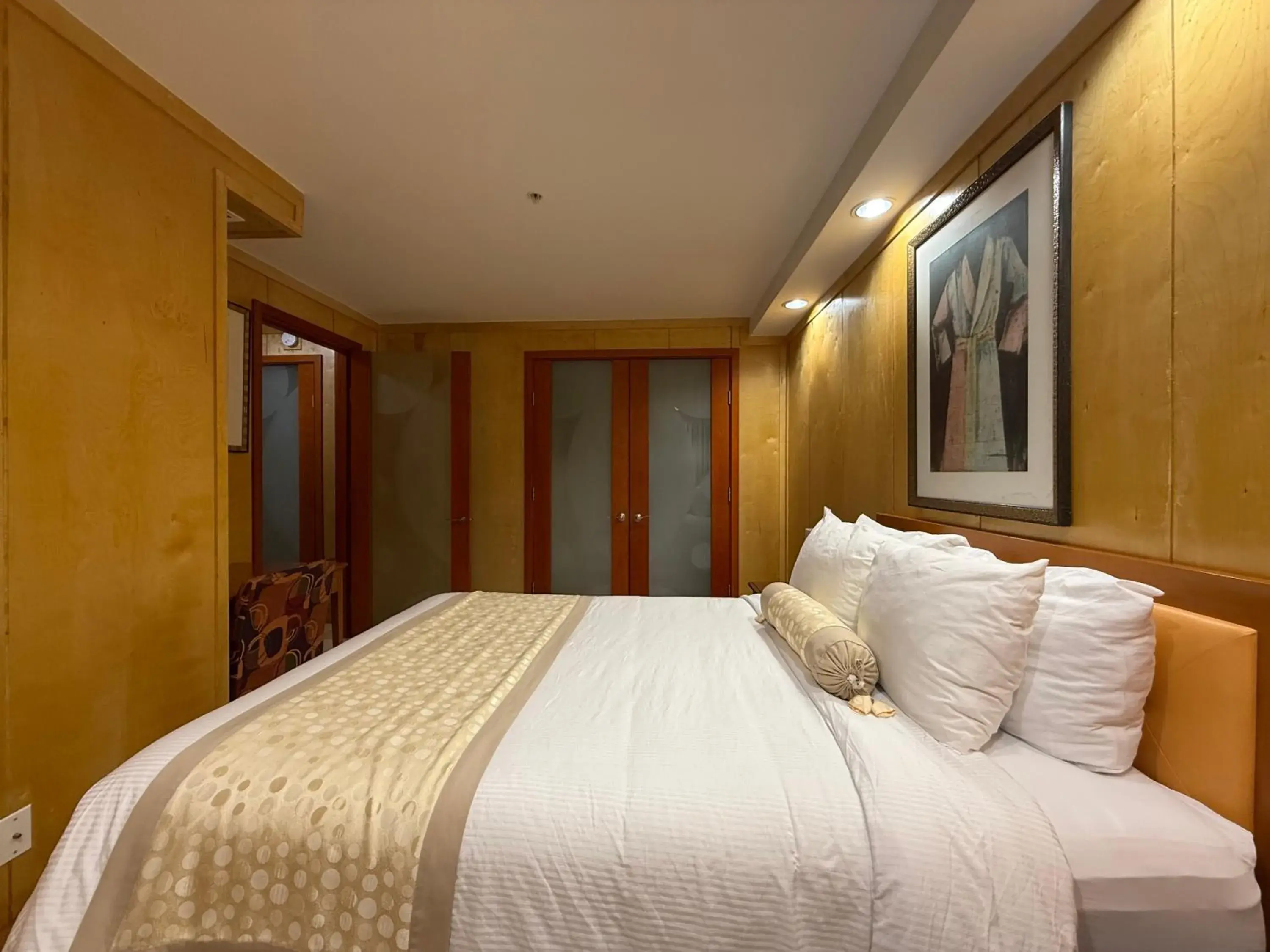 Bed in The Eldon Luxury Suites Bed in The Eldon Luxury Suites