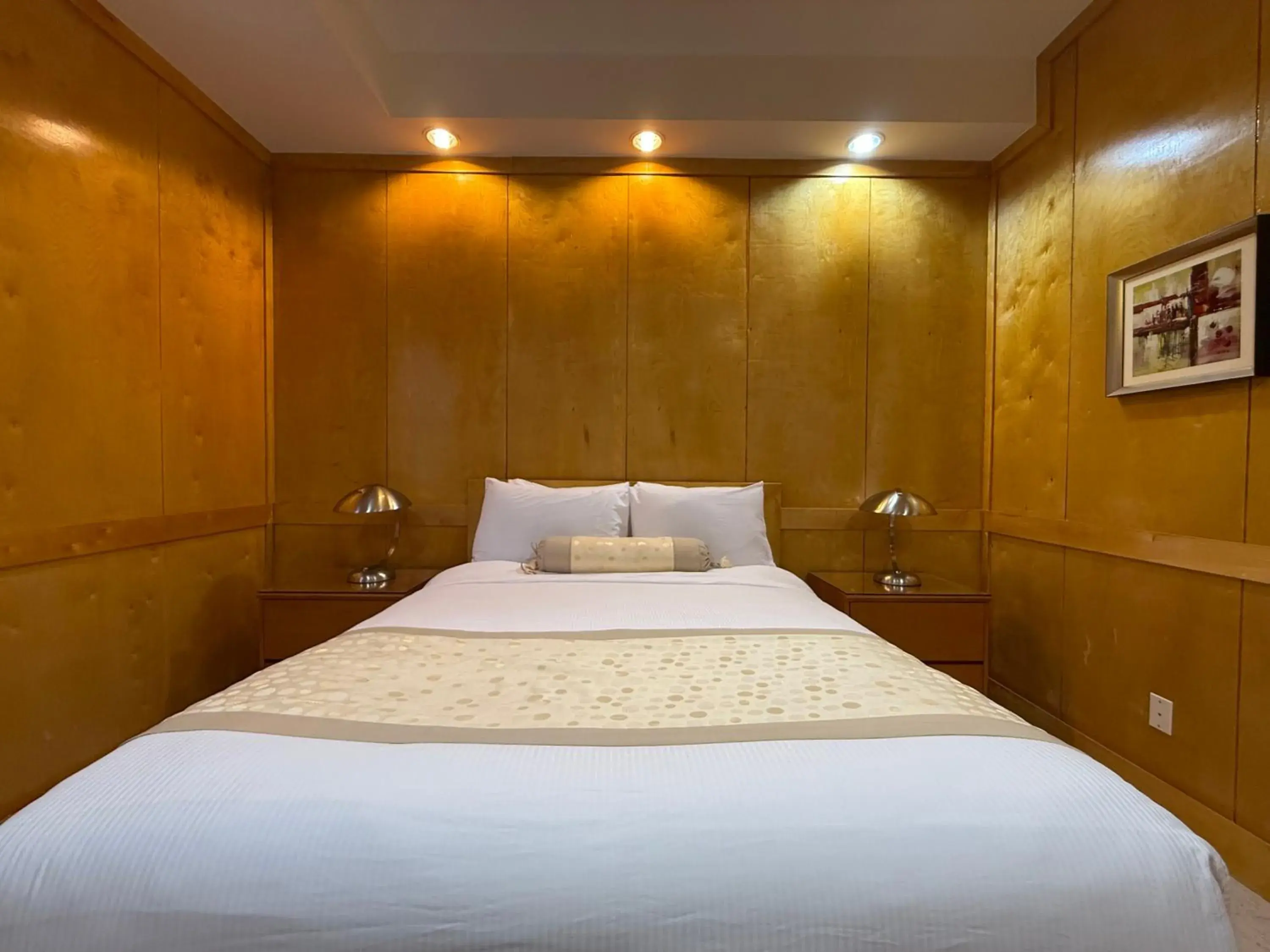 Bed in The Eldon Luxury Suites Bed in The Eldon Luxury Suites