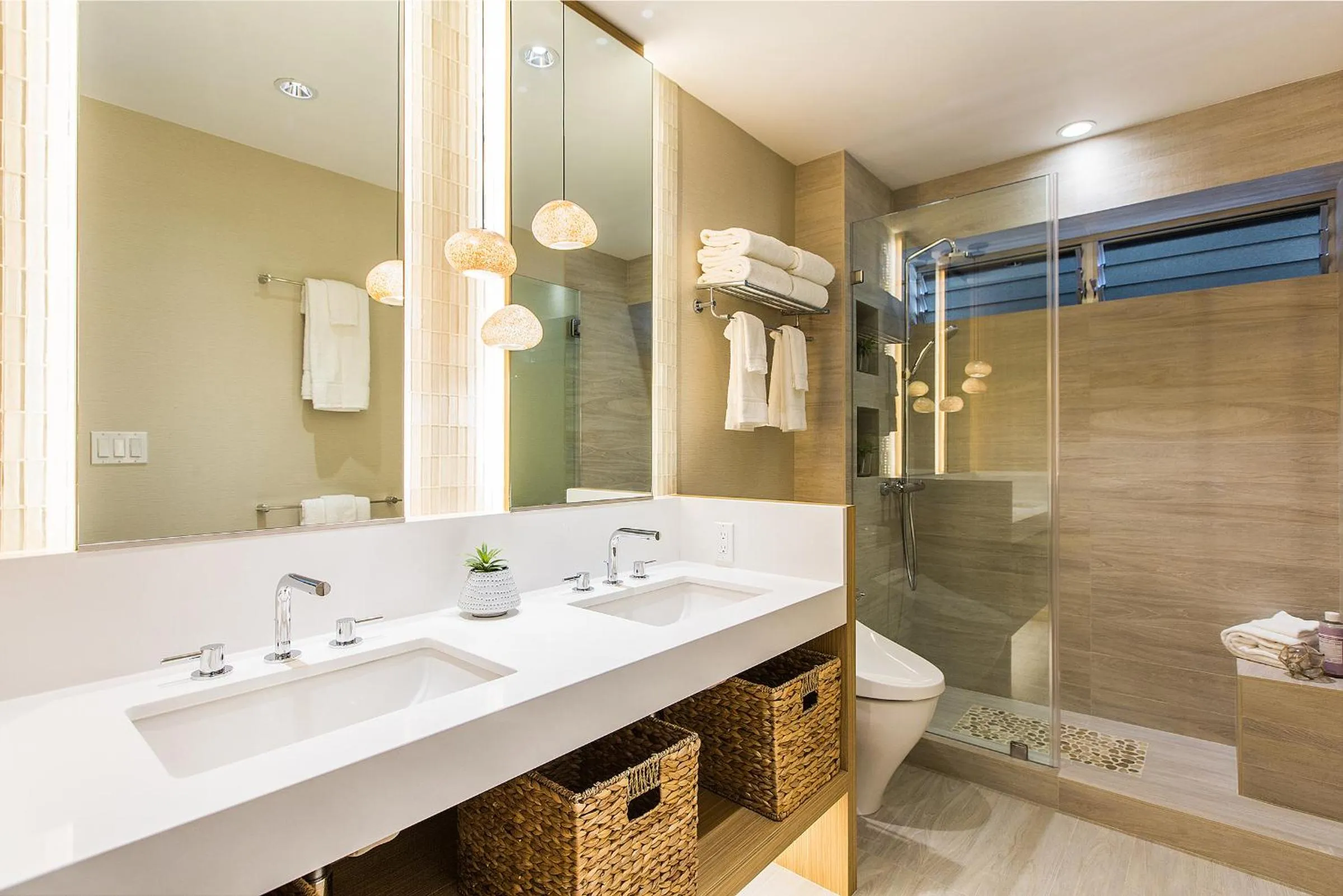 Shower in Castle Waikīkī Shore