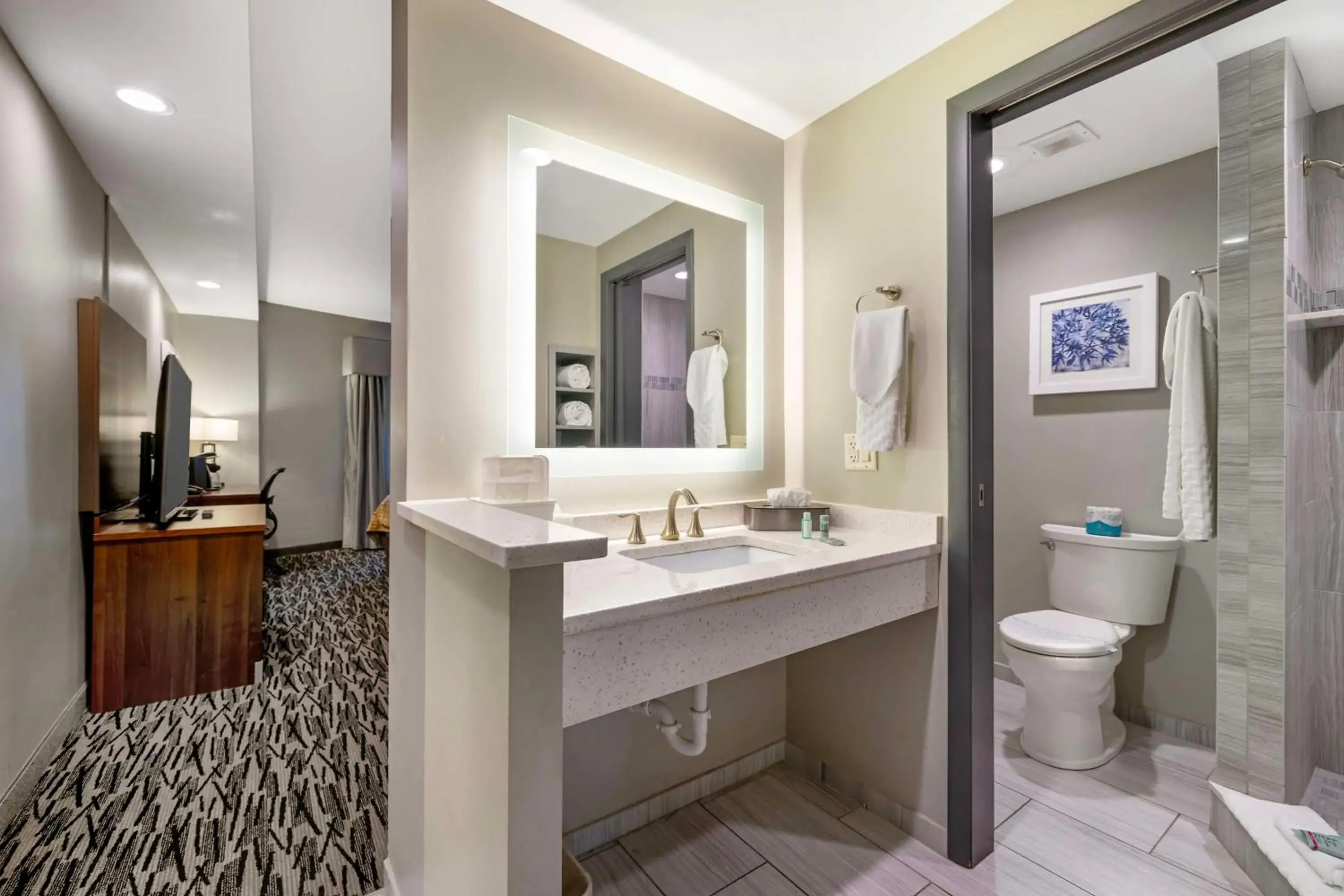 Queen Room with Two Queen Beds - Non-Smoking in Best Western On The Avenue Queen Room with Two Queen Beds - Non-Smoking in Best Western On The Avenue