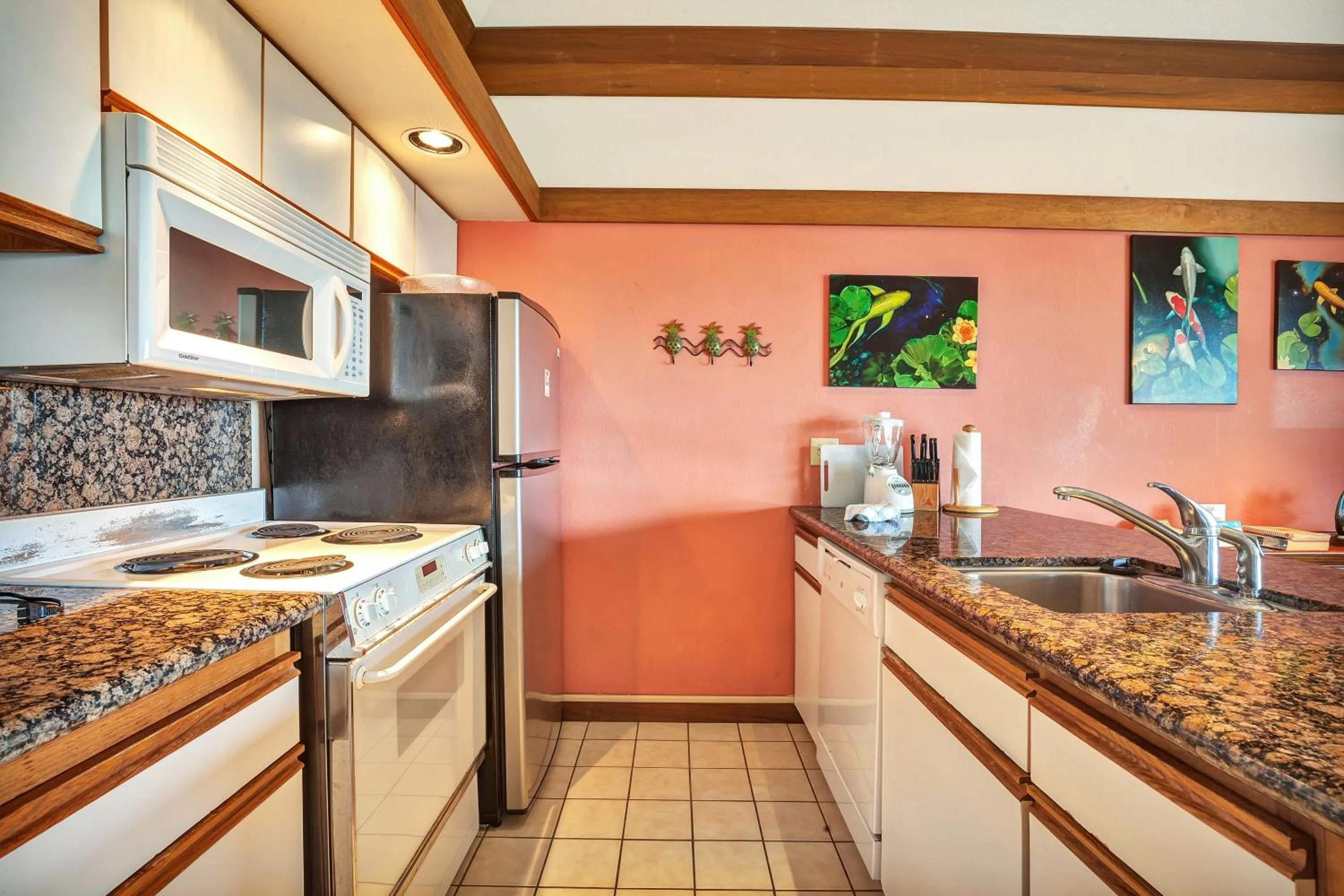 Kitchen or kitchenette in Kiahuna Plantation and Beach Bungalows by Castle