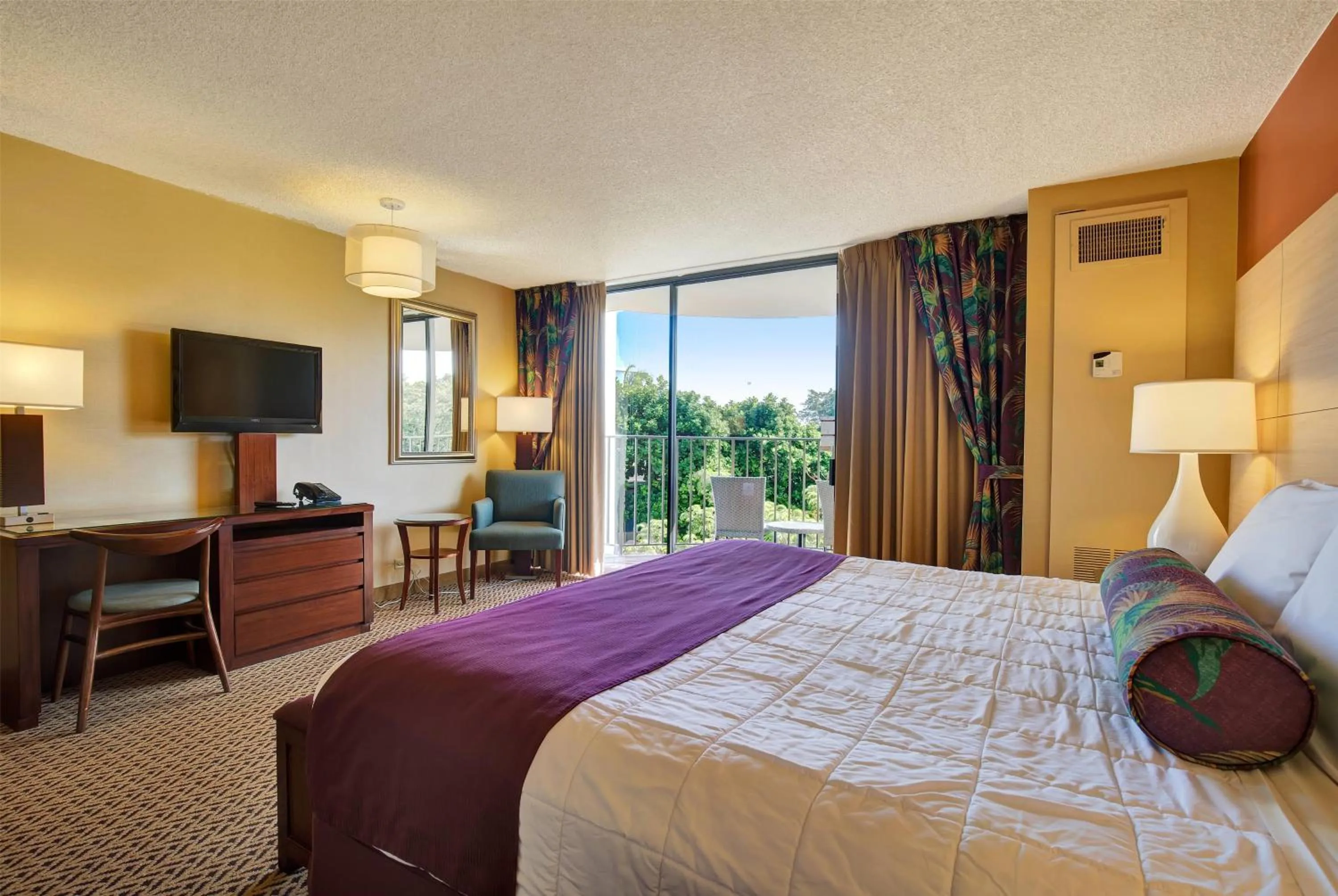 Photo of the whole room, Bed in Hilo Hawaiian Hotel, Trademark Collection by Wyndham