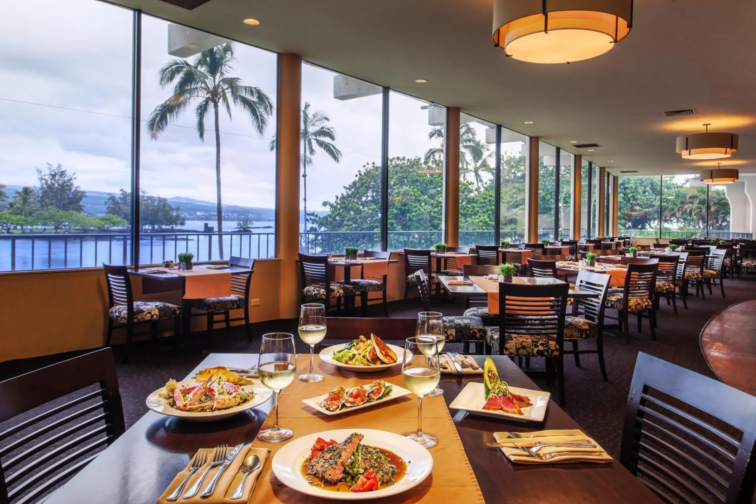 Restaurant/places to eat in Hilo Hawaiian Hotel, Trademark Collection by Wyndham Restaurant/places to eat in Hilo Hawaiian Hotel, Trademark Collection by Wyndham