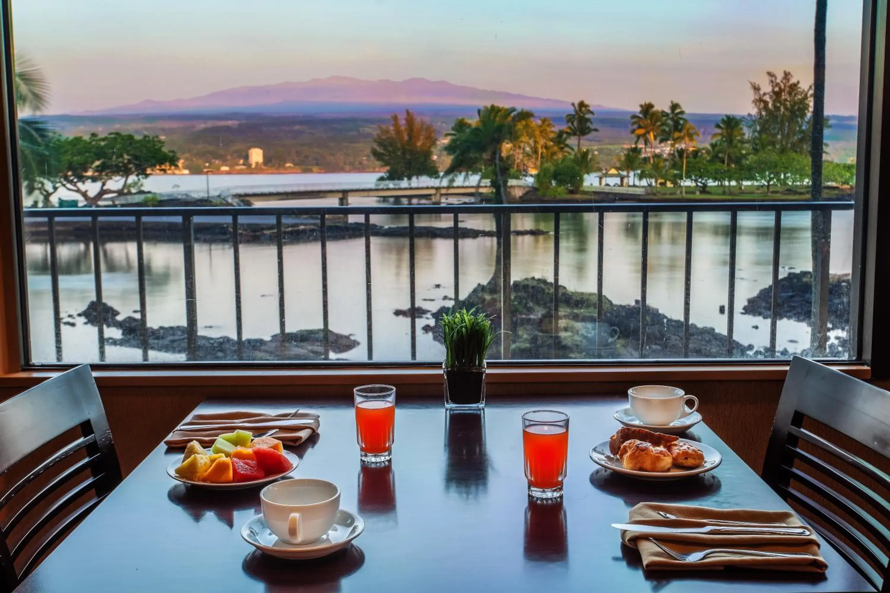 Restaurant/places to eat in Hilo Hawaiian Hotel, Trademark Collection by Wyndham Restaurant/places to eat in Hilo Hawaiian Hotel, Trademark Collection by Wyndham