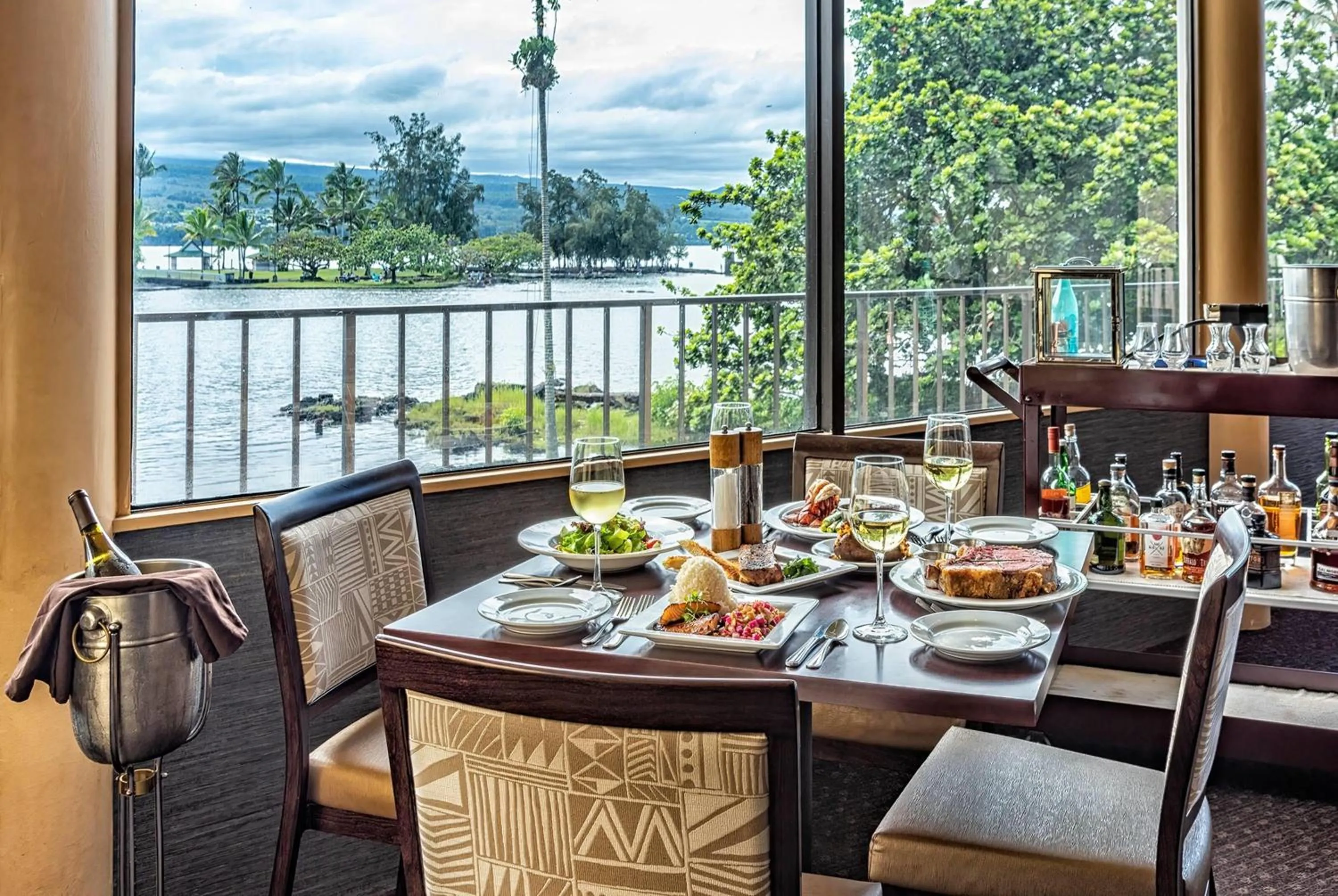 Restaurant/places to eat in Hilo Hawaiian Hotel, Trademark Collection by Wyndham