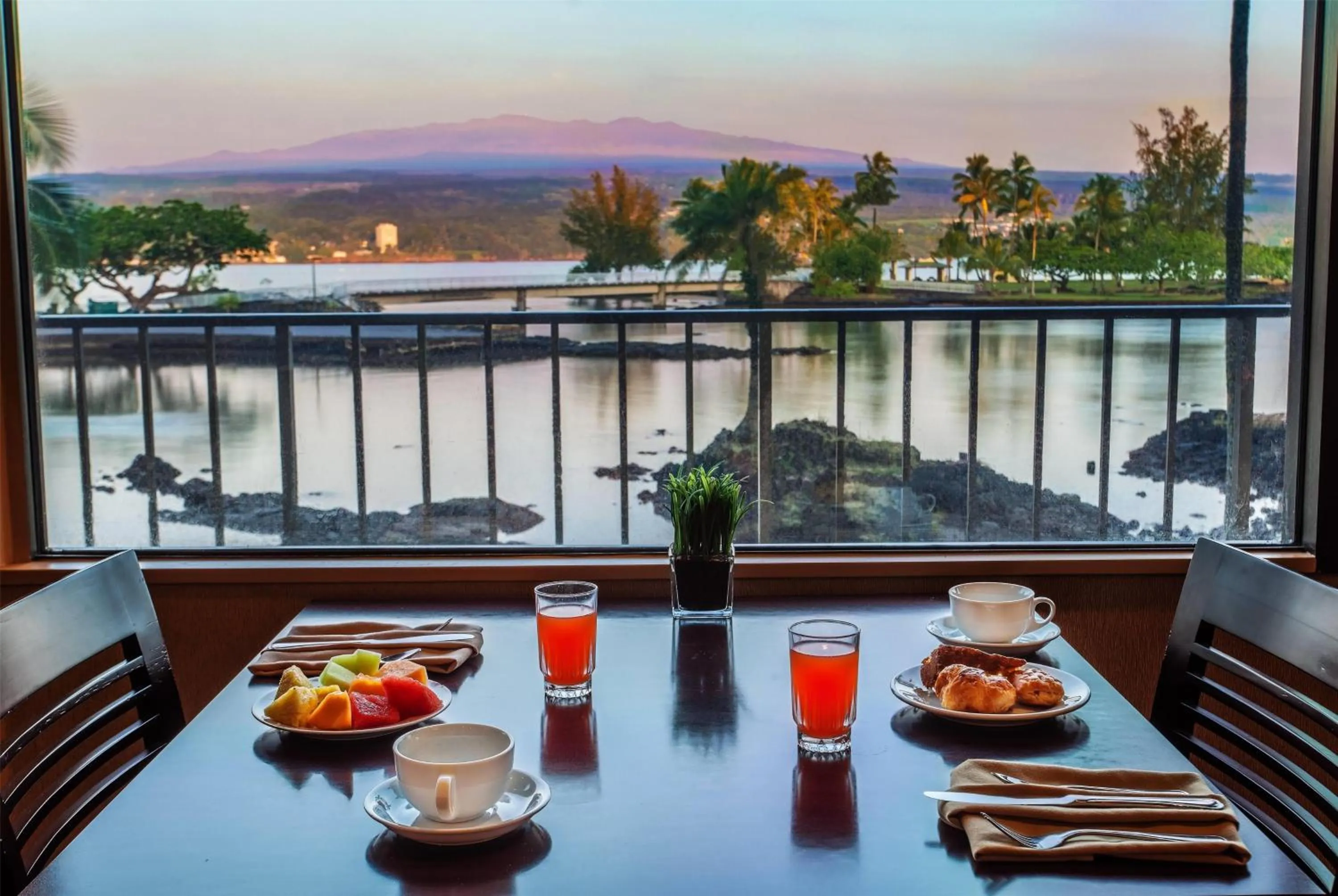 Restaurant/places to eat in Hilo Hawaiian Hotel, Trademark Collection by Wyndham