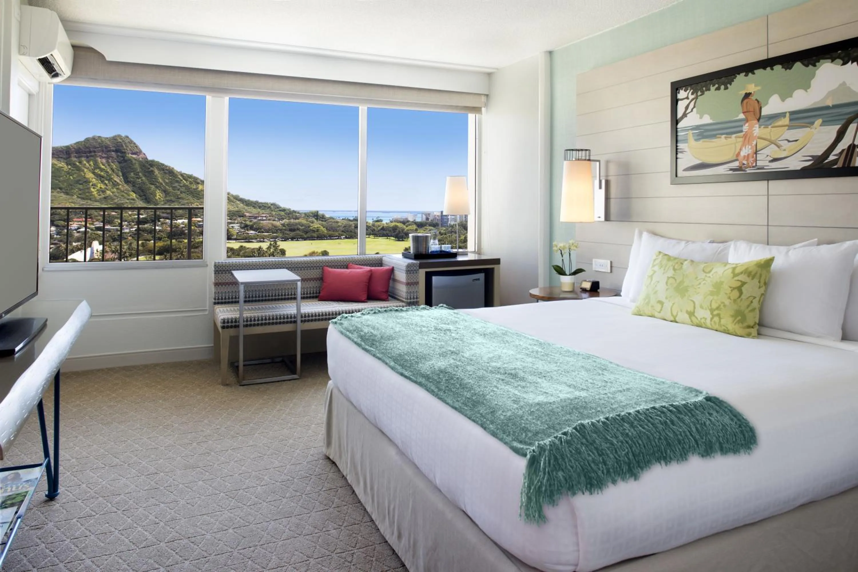 Bed in Queen Kapiolani Hotel