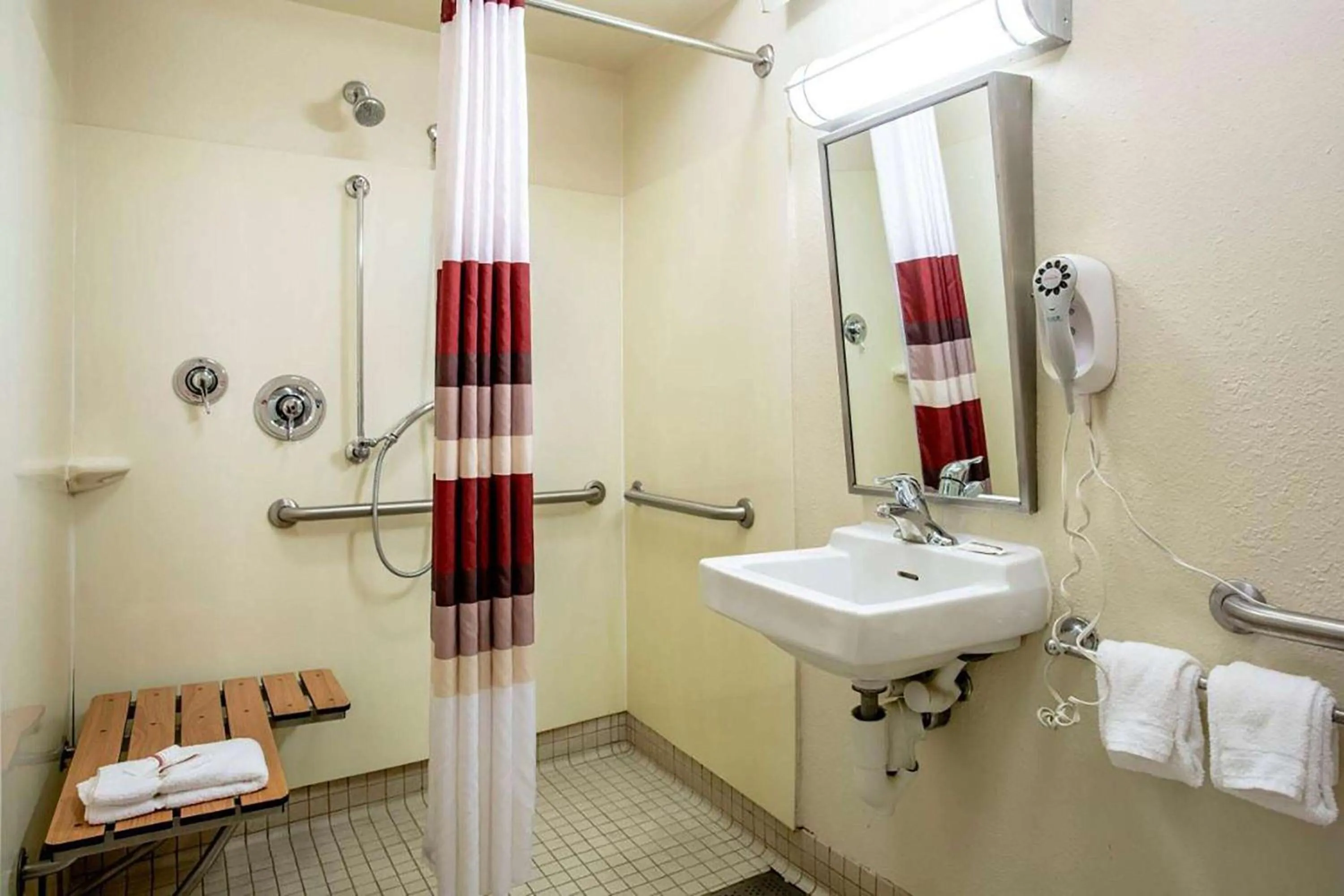 Shower in Red Roof Inn PLUS+ Chicago - Northbrook/Deerfield