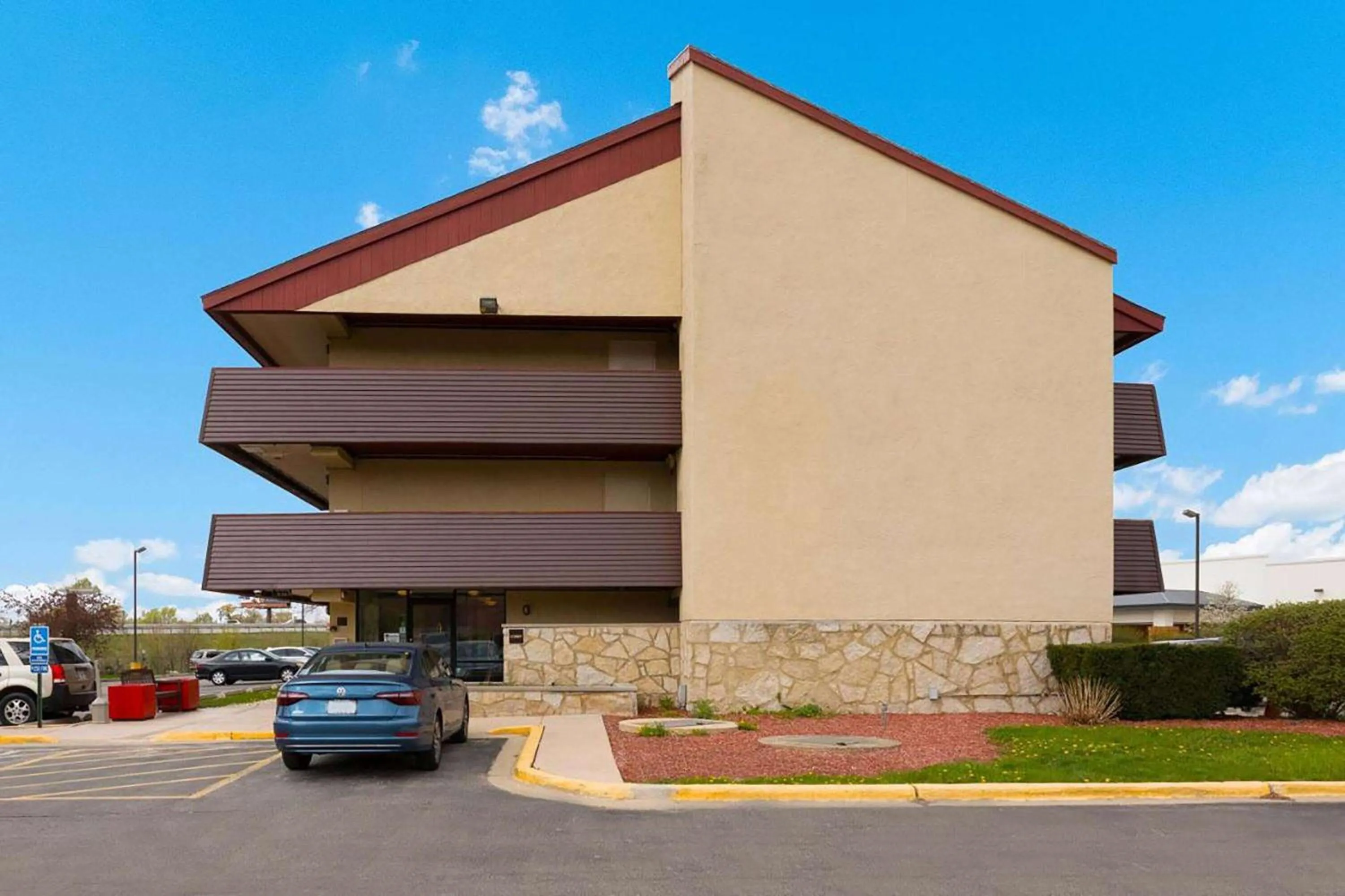 Property building in Red Roof Inn PLUS+ Chicago - Northbrook/Deerfield