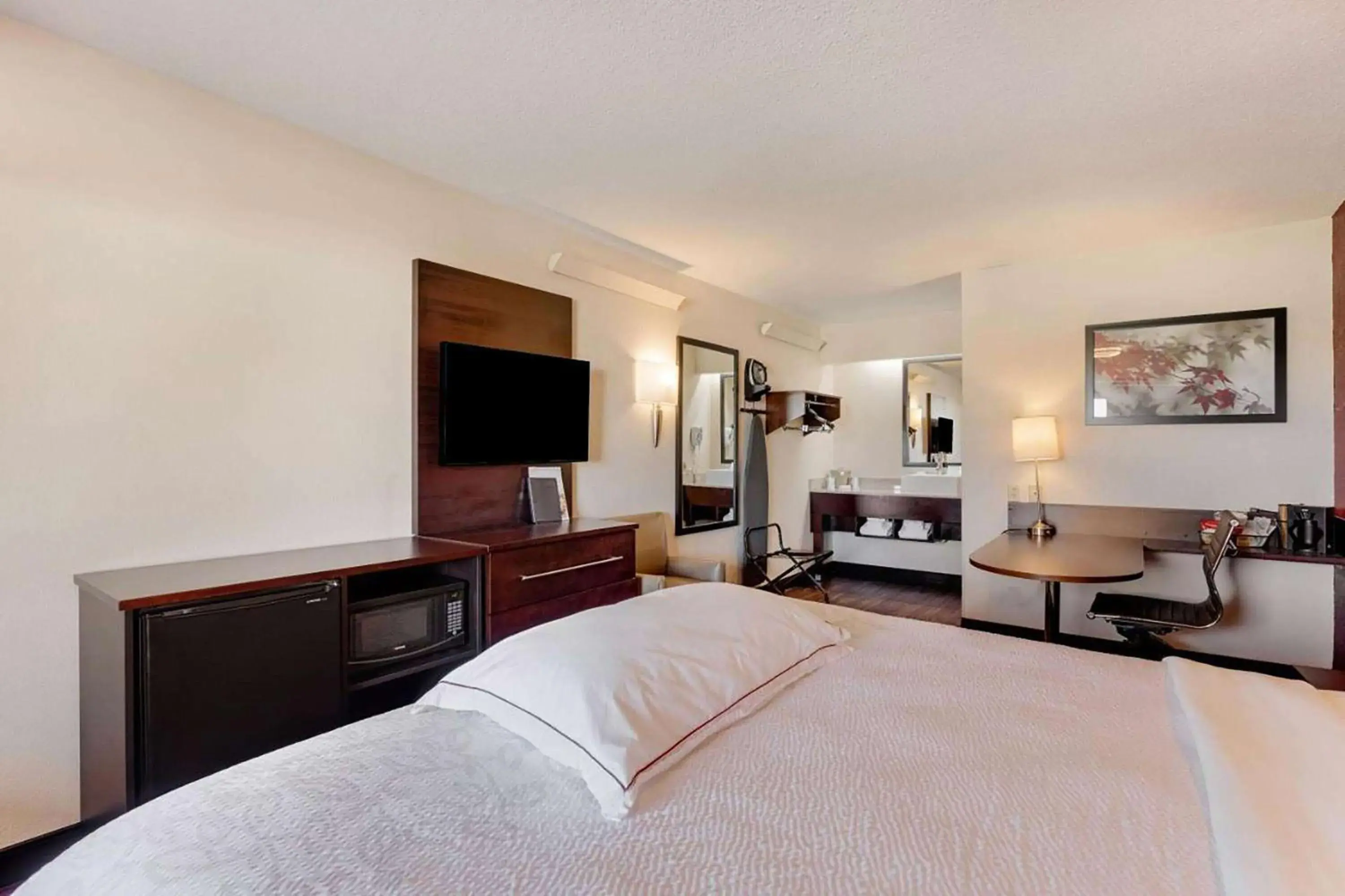 Photo of the whole room, Bed in Red Roof Inn PLUS+ Chicago - Northbrook/Deerfield Photo of the whole room, Bed in Red Roof Inn PLUS+ Chicago - Northbrook/Deerfield