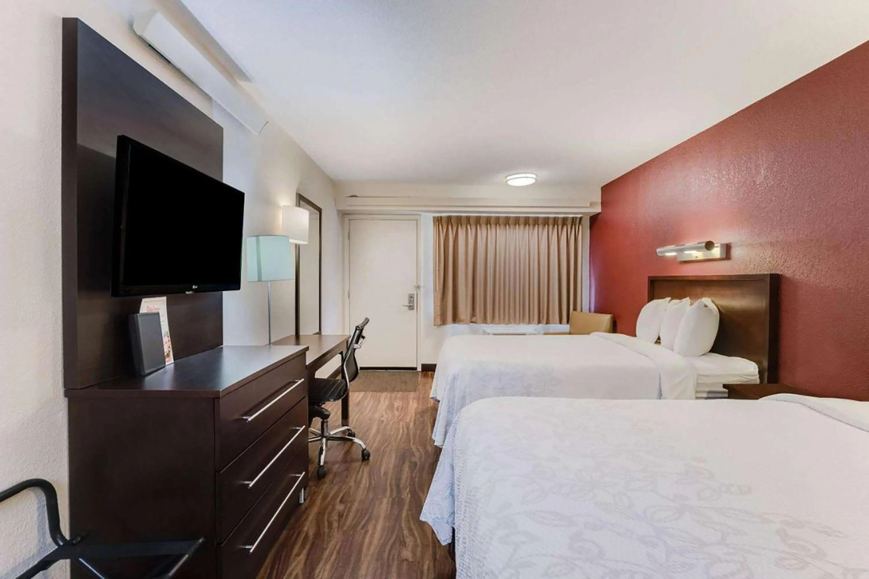 Photo of the whole room, Bed in Red Roof Inn PLUS+ Chicago - Northbrook/Deerfield