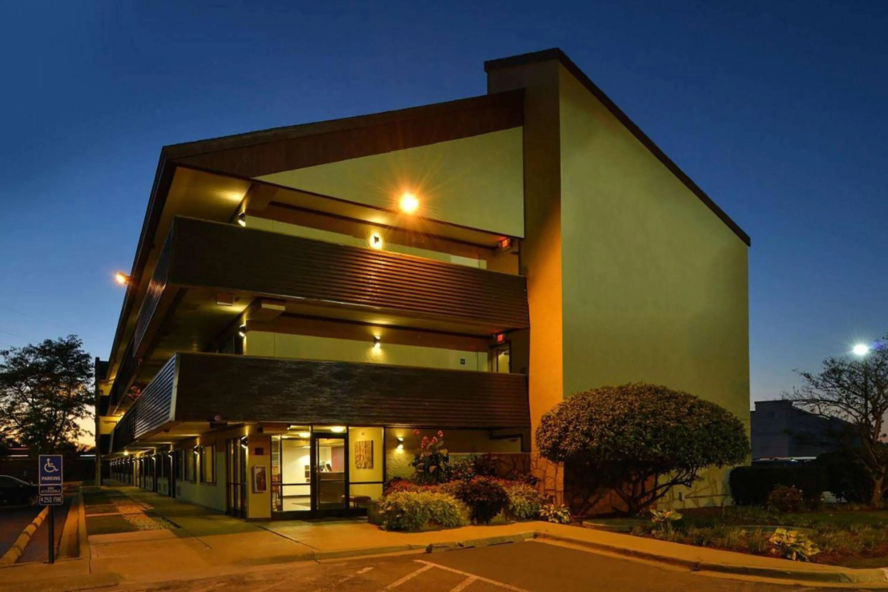 Property building in Red Roof Inn PLUS+ Chicago - Northbrook/Deerfield