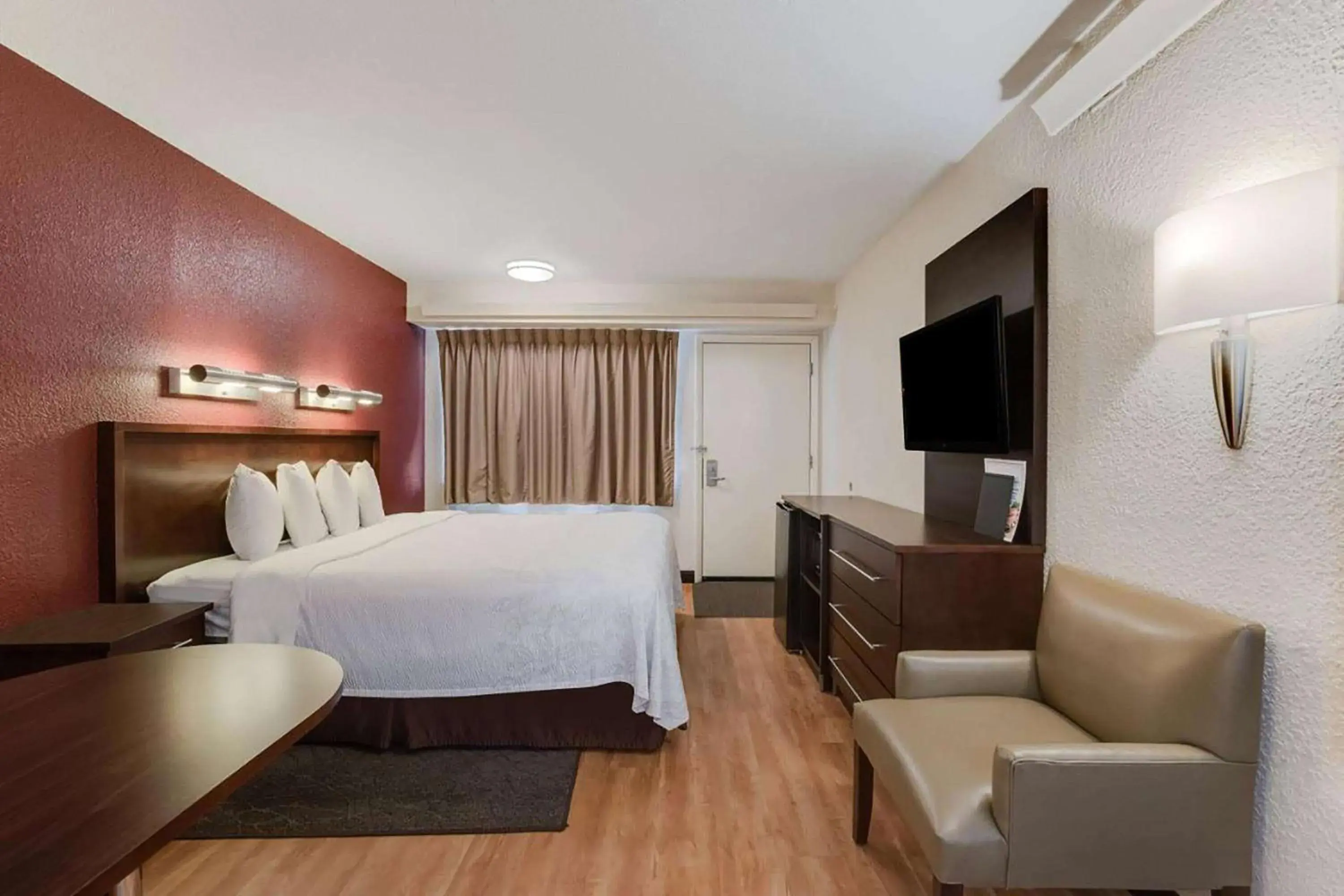 Photo of the whole room, Bed in Red Roof Inn PLUS+ Chicago - Northbrook/Deerfield Photo of the whole room, Bed in Red Roof Inn PLUS+ Chicago - Northbrook/Deerfield