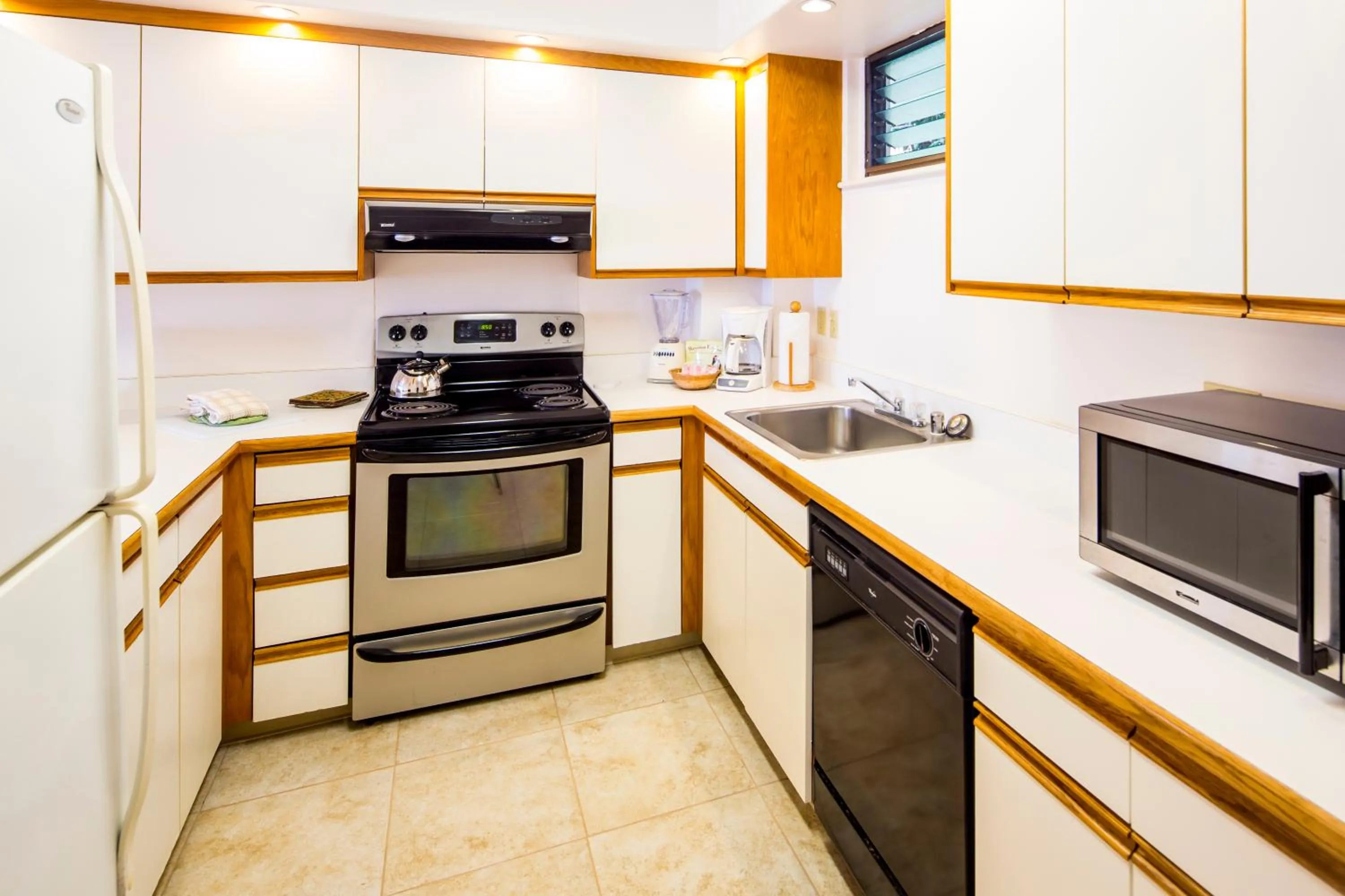 Kitchen or kitchenette in Castle Po'ipū Shores
