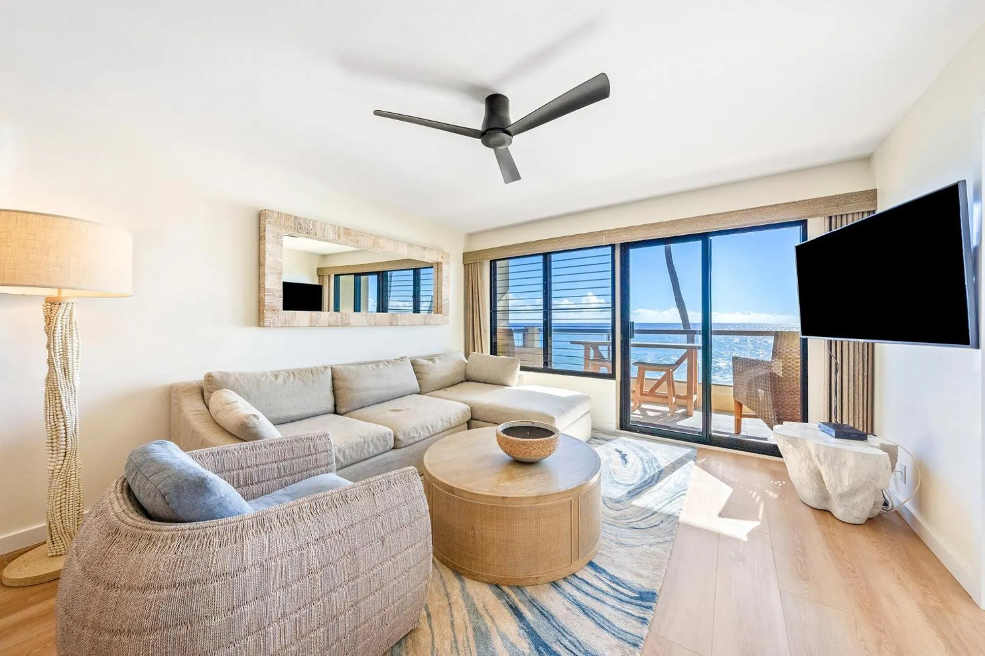 Communal lounge/ TV room in Castle Po'ipū Shores