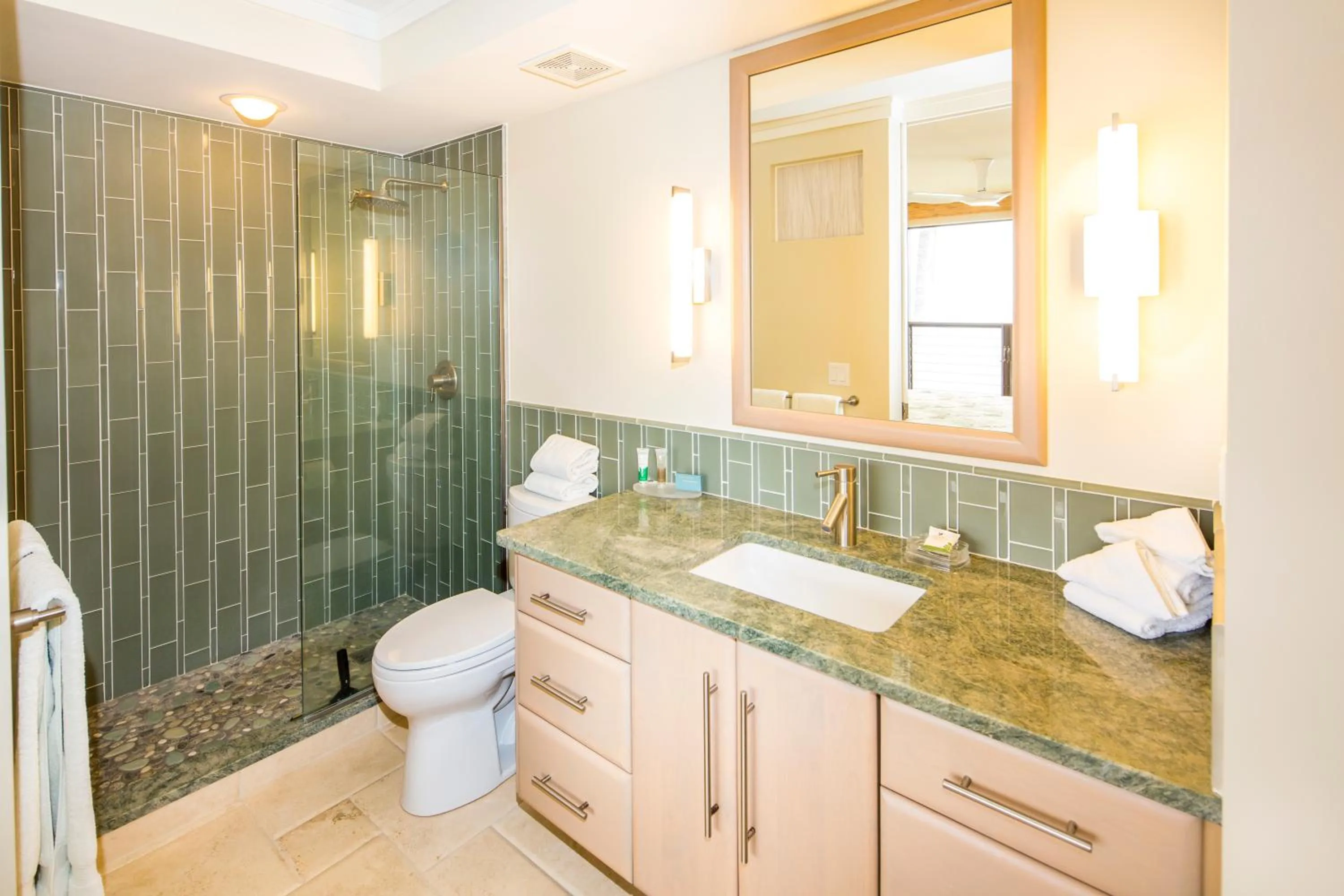 Bathroom in Castle Po'ipū Shores