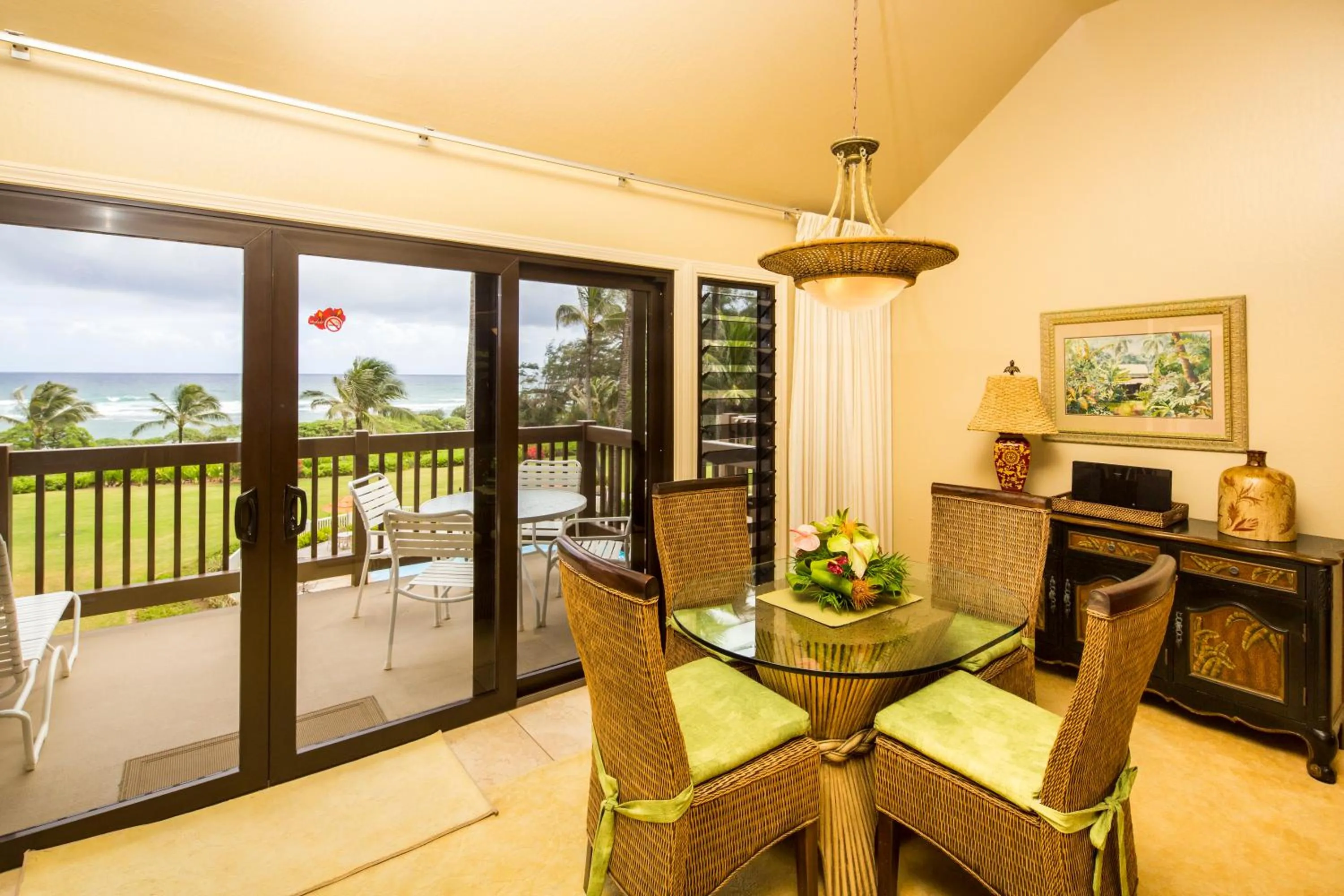 Dining area in Castle Kaha Lani Resort