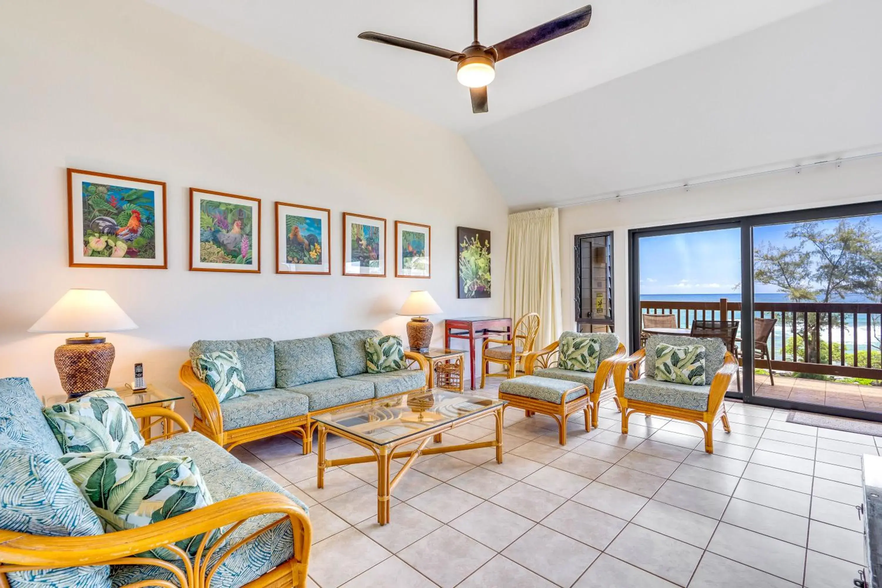 Living room in Castle Kaha Lani Resort Living room in Castle Kaha Lani Resort