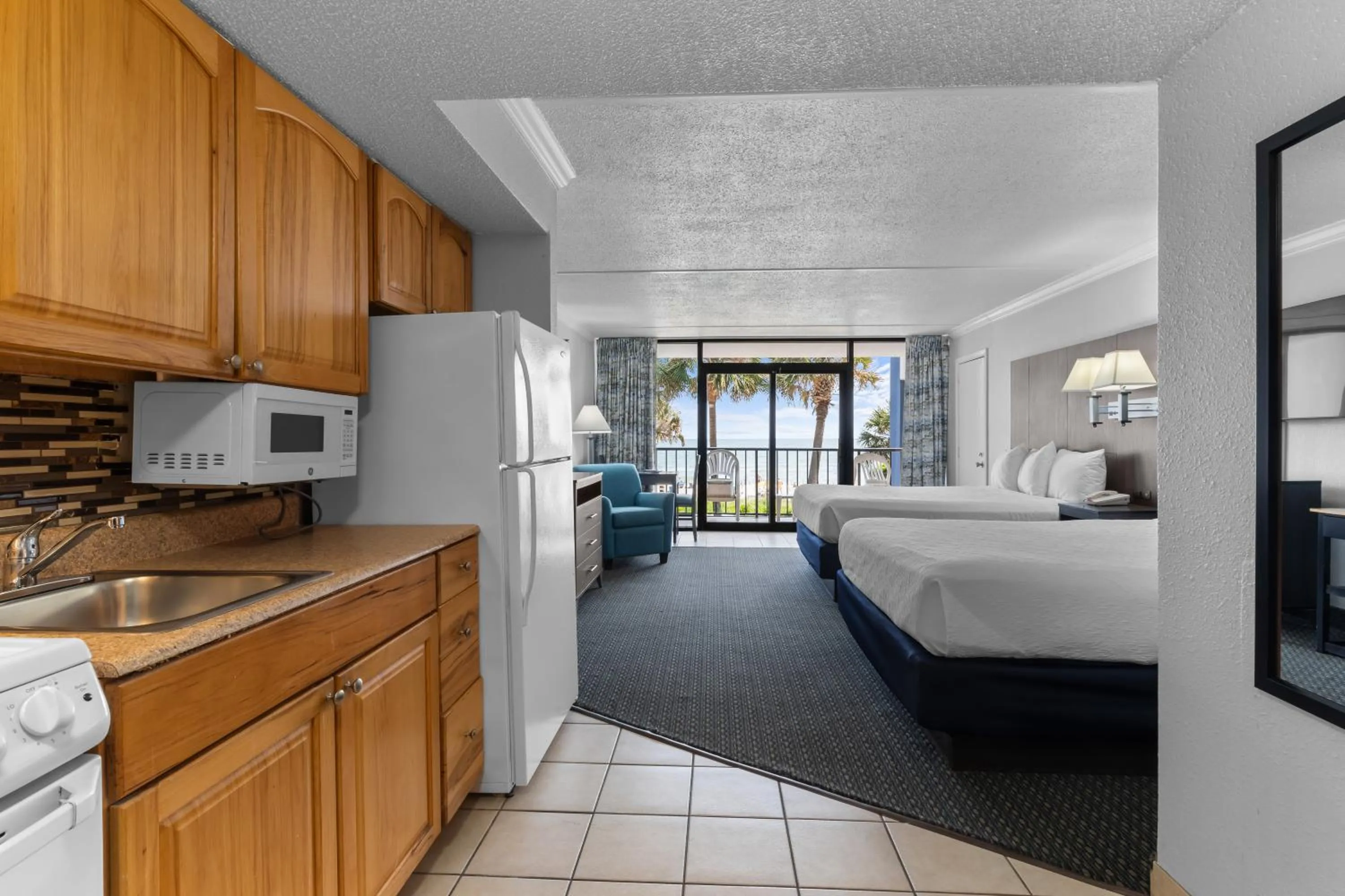 Kitchen or kitchenette, Bed in Grande Shores