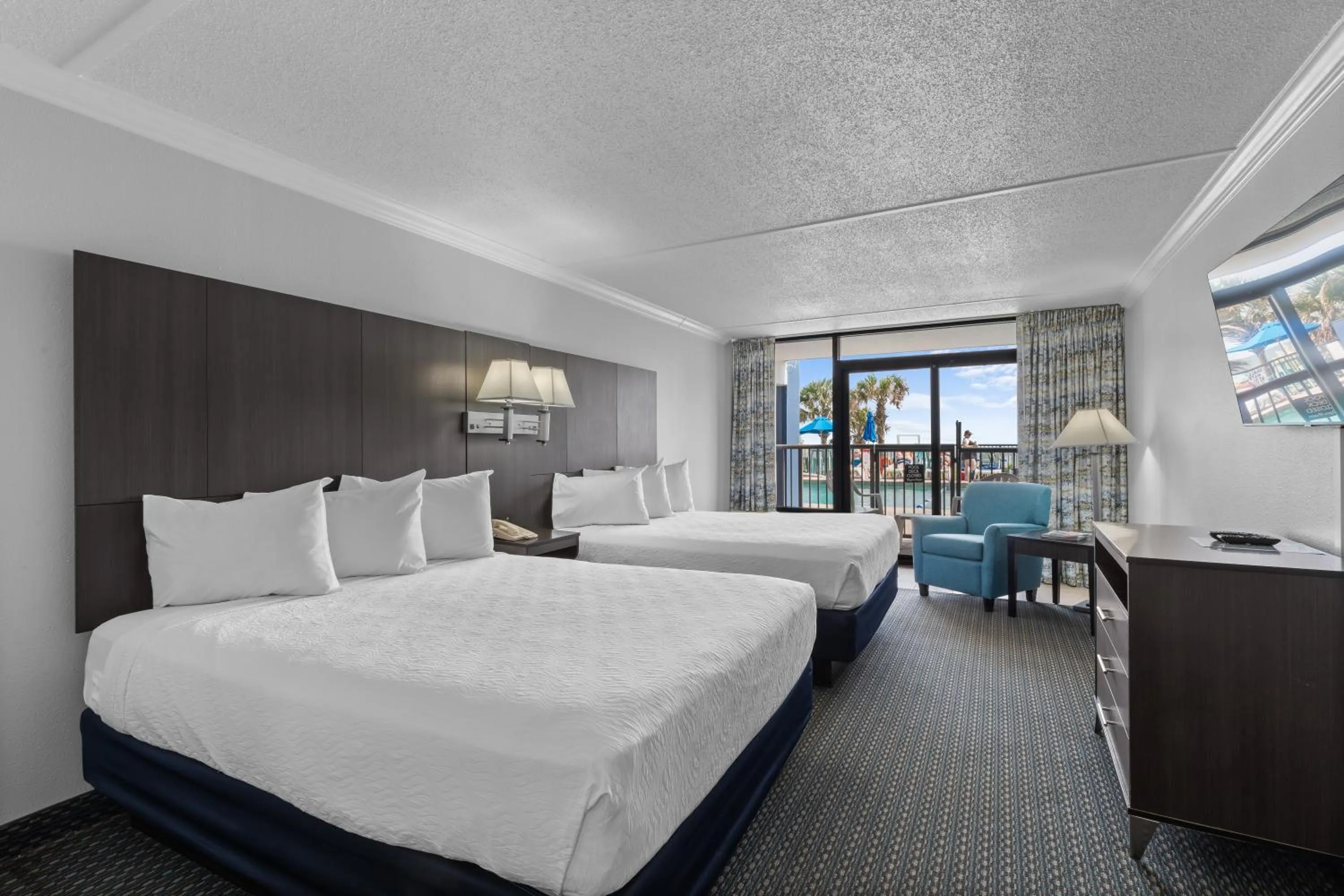 Photo of the whole room, Bed in Grande Shores