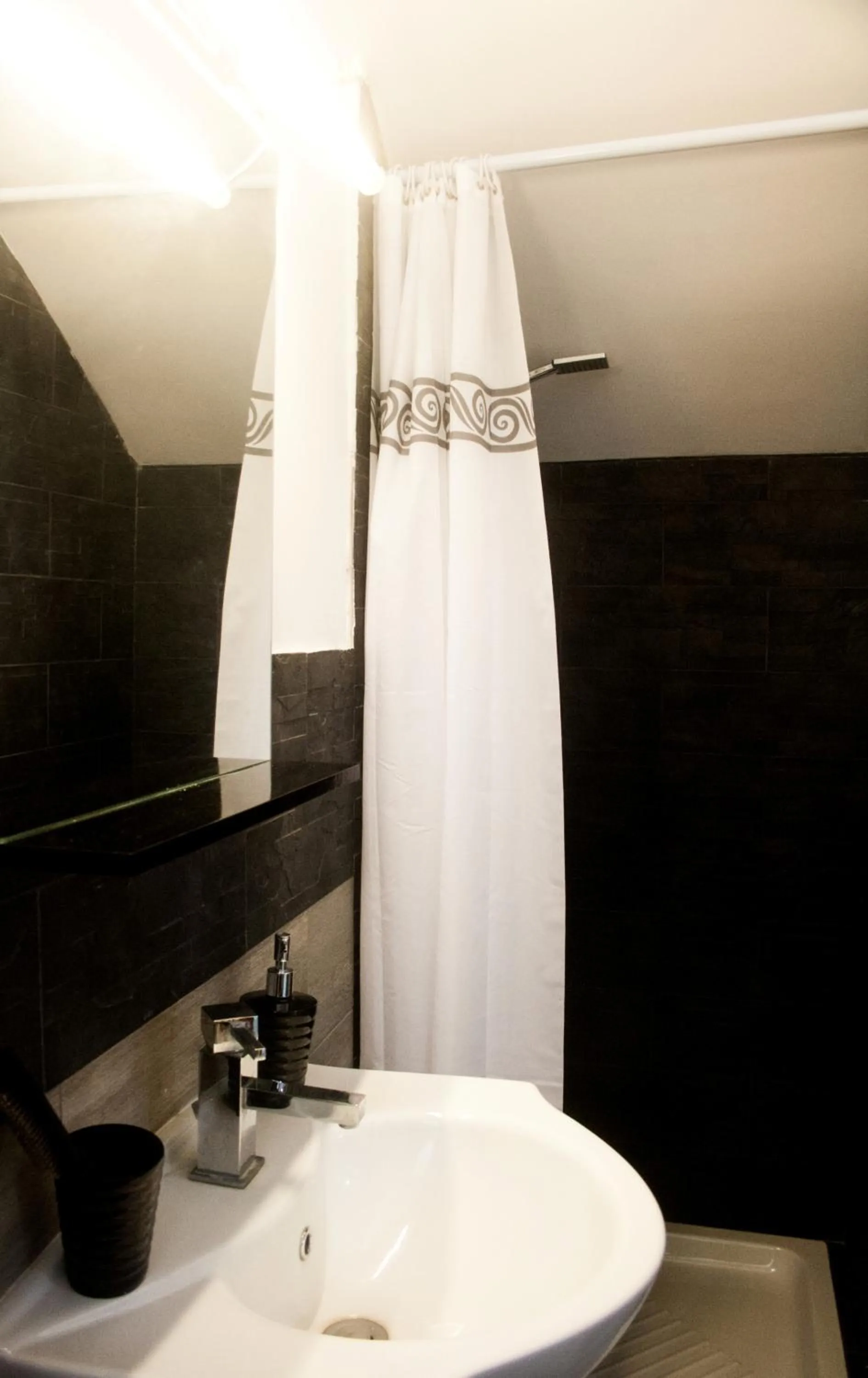 Shower in Residenza Santa Lucia B&B