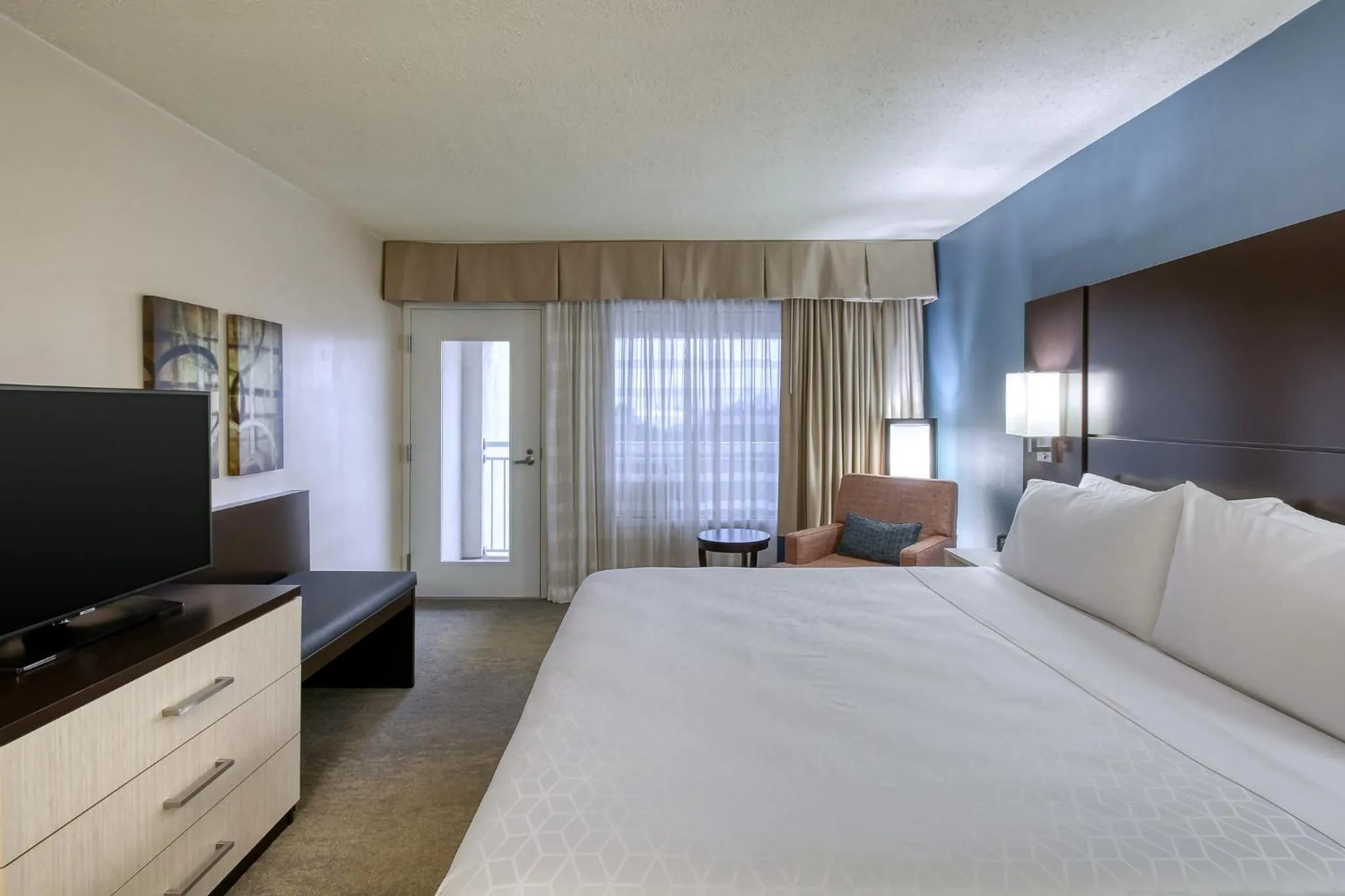 Photo of the whole room, Bed in Holiday Inn & Suites Atlanta Airport North by IHG